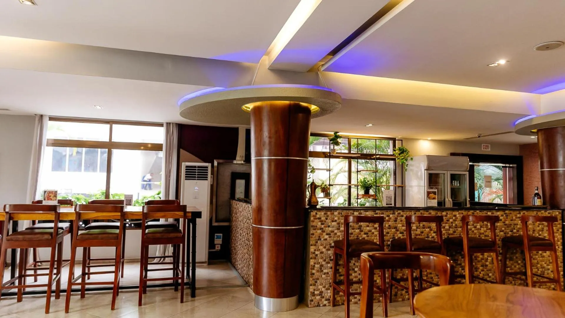 Lounge or bar in Peninsula Hotel Dar Es Salaam