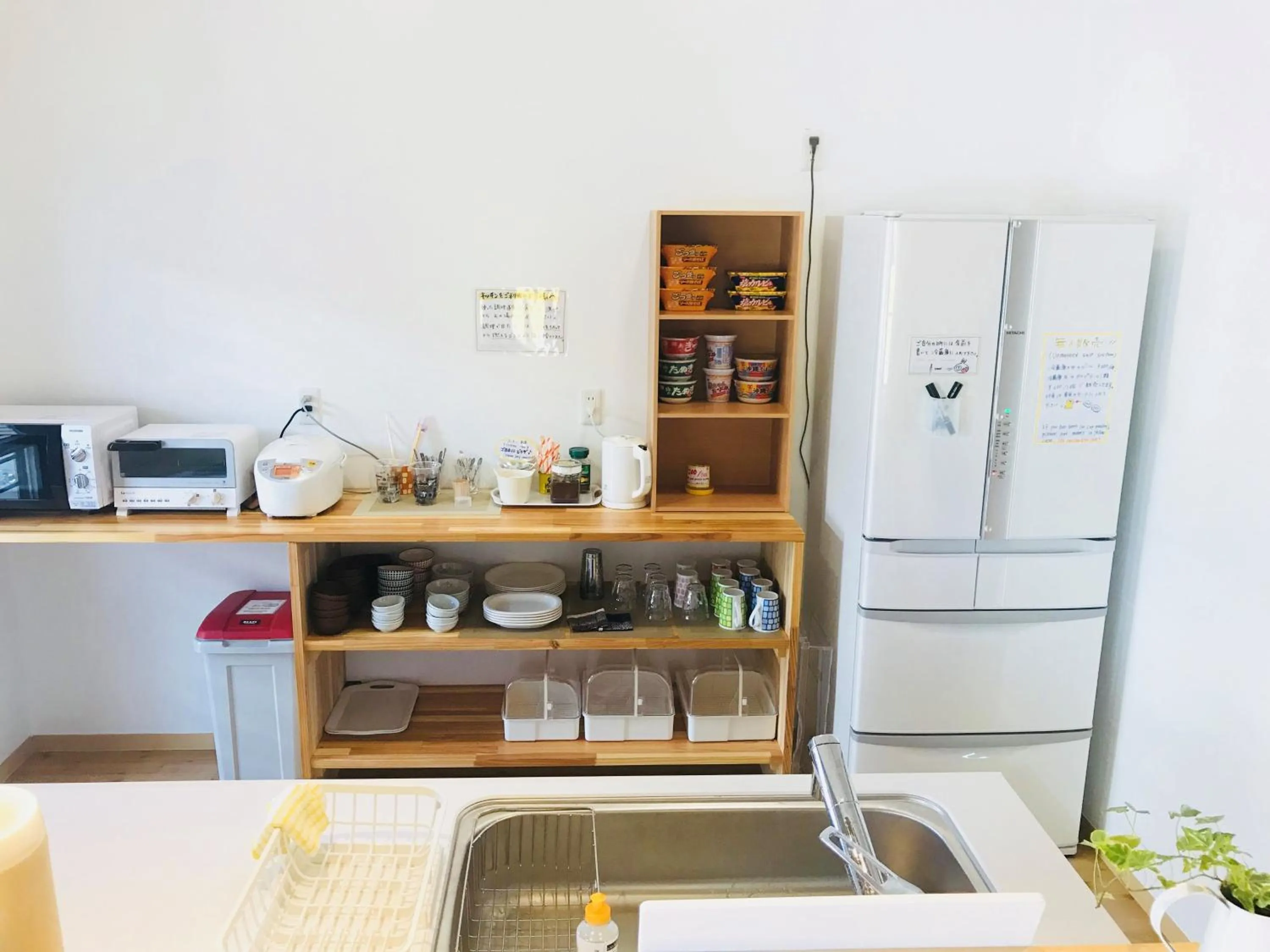 Communal kitchen in Hostel Mosura no Tamago