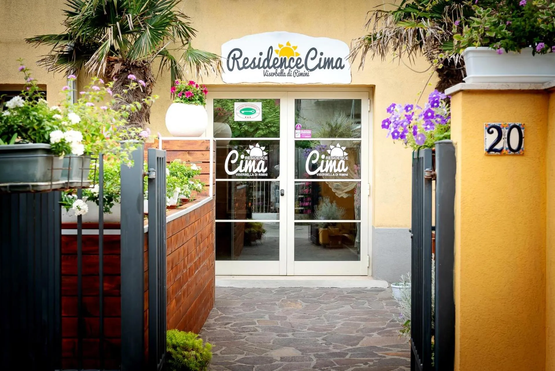 Facade/entrance in Residence Cima