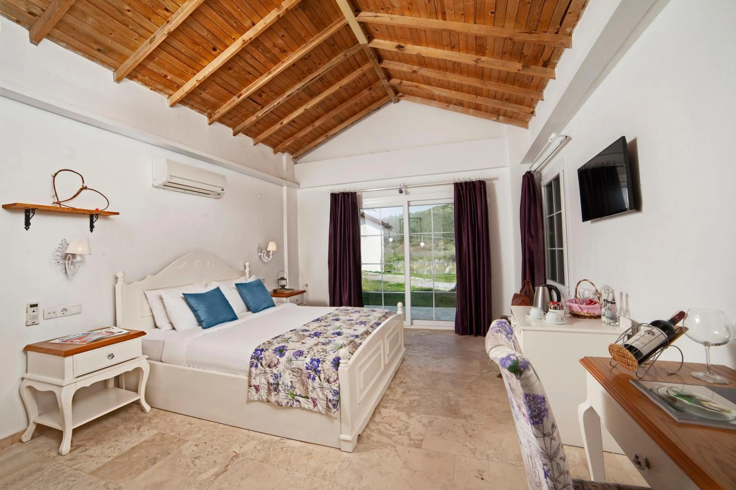Bed in VINIFERA VINEYARDS HOTEL