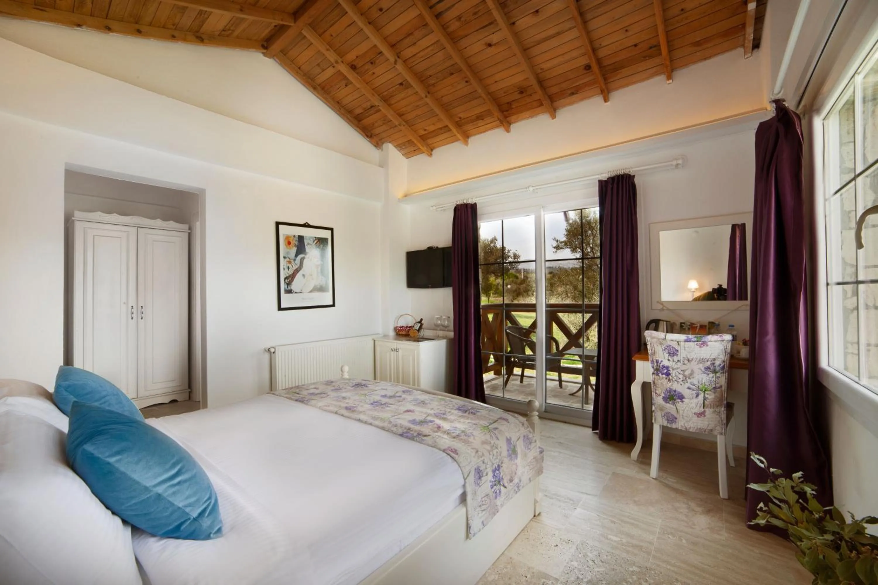 Bed in VINIFERA VINEYARDS HOTEL
