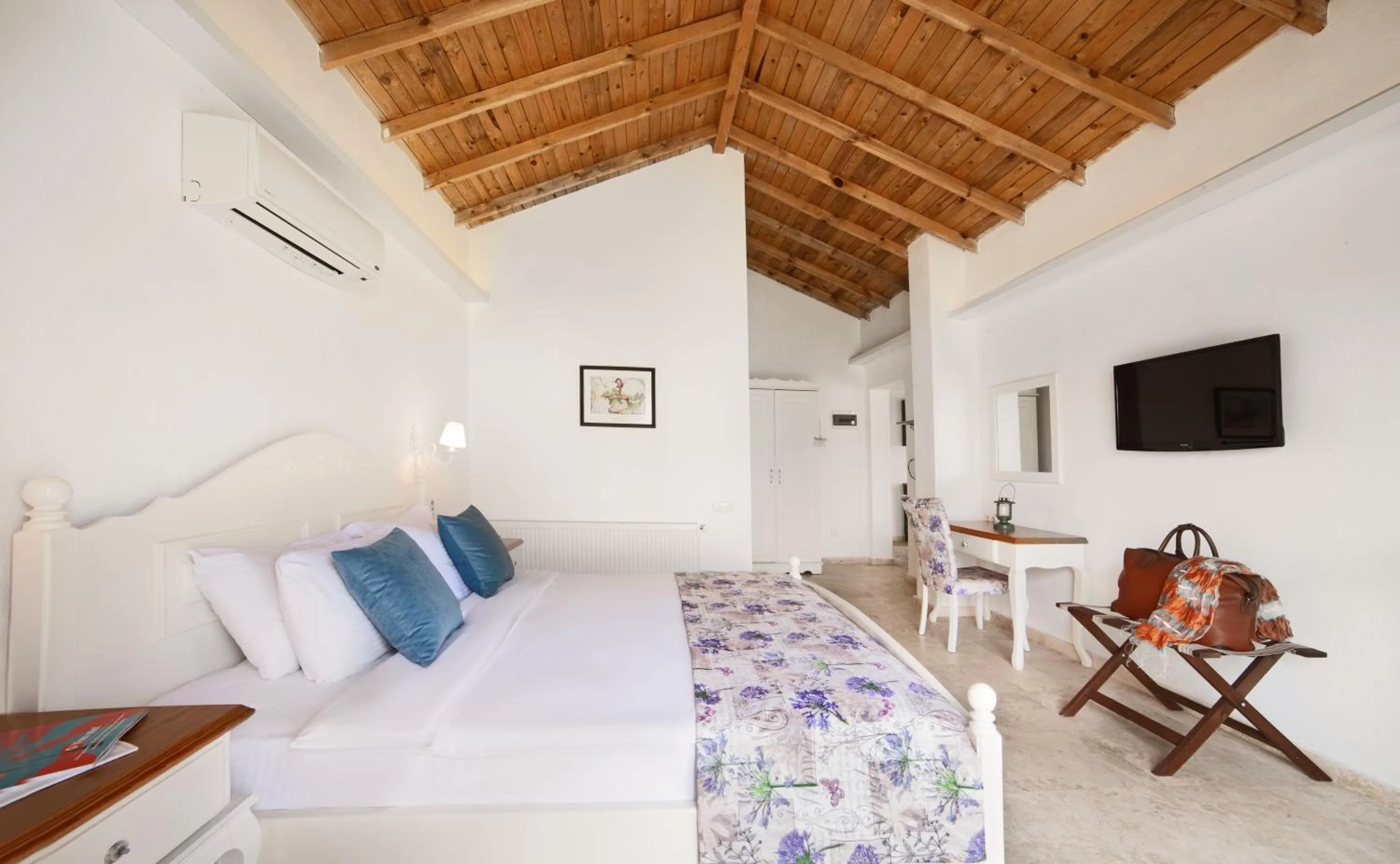 Bed in VINIFERA VINEYARDS HOTEL