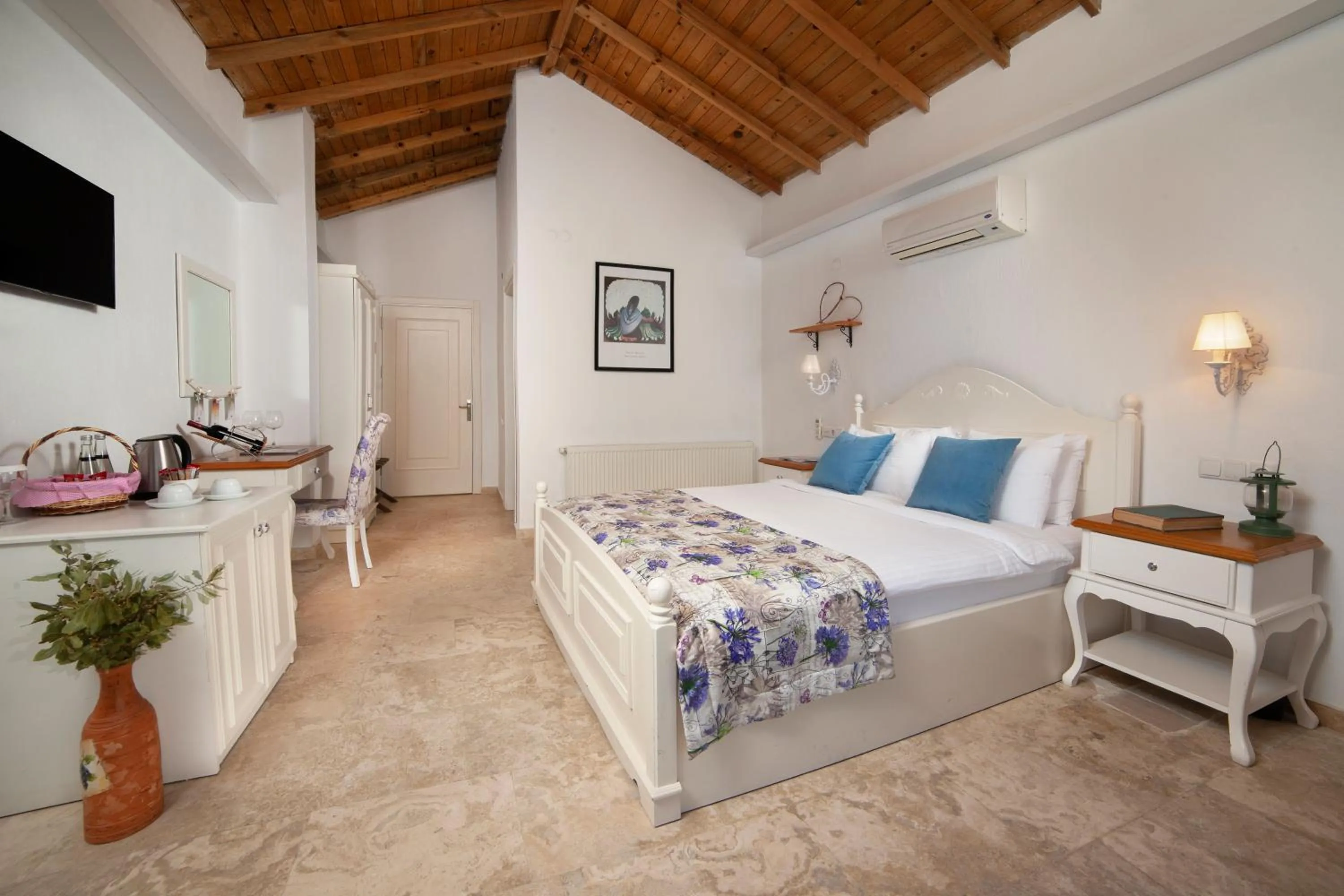 Bed in VINIFERA VINEYARDS HOTEL