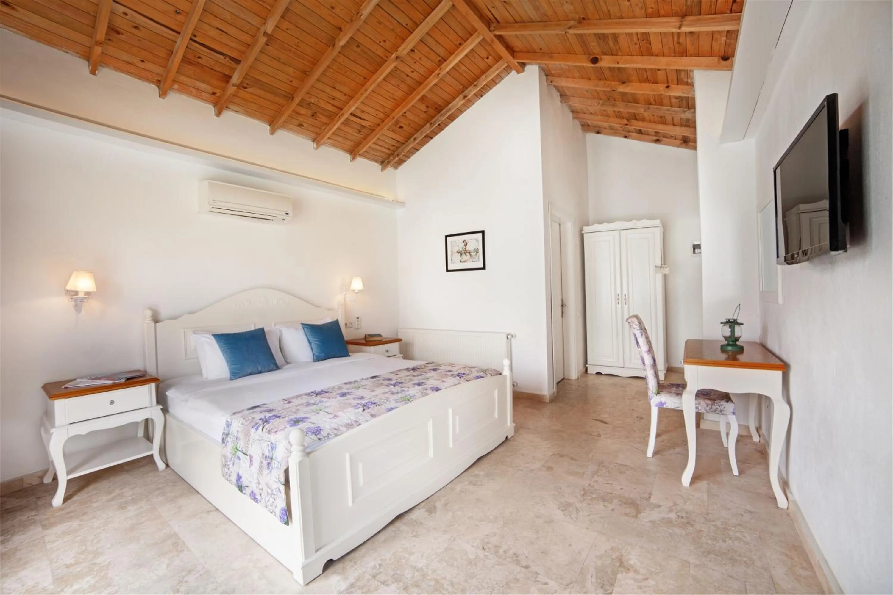 Bed in VINIFERA VINEYARDS HOTEL