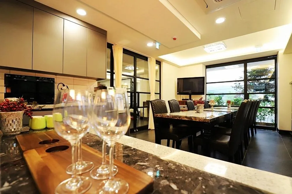 Communal kitchen in Namyangju Bukhangang dolcecasa hotel