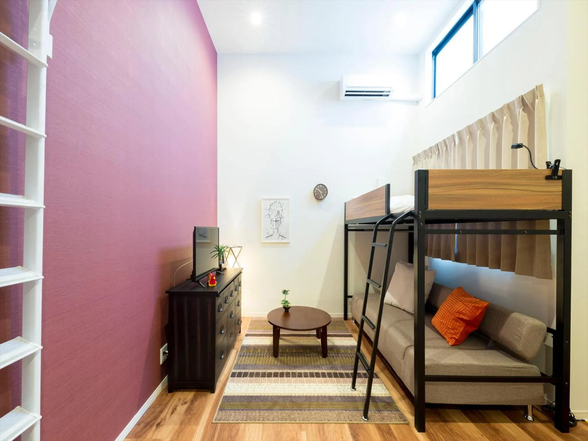 Living room, Bed in TRIP POD TSUMASHOJI