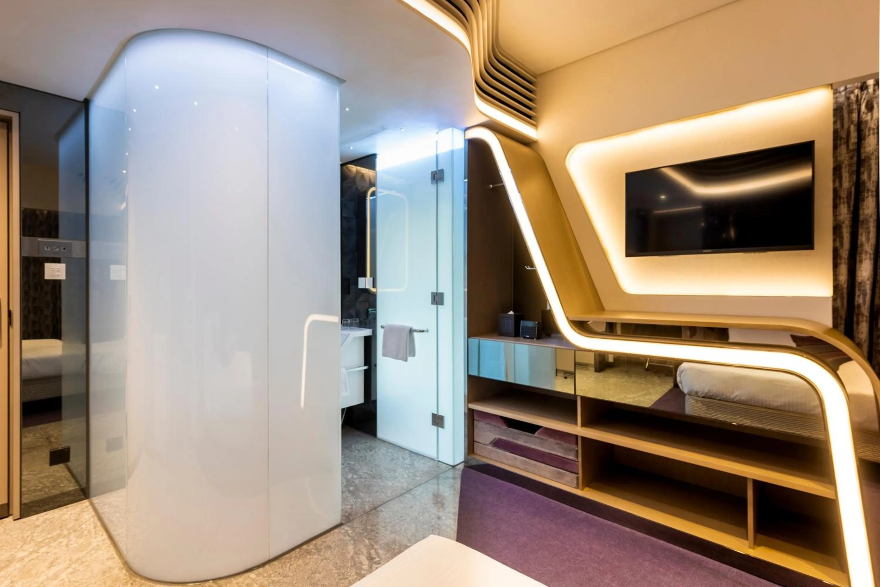 Shower, Bed in Butterfly on LKF, Central