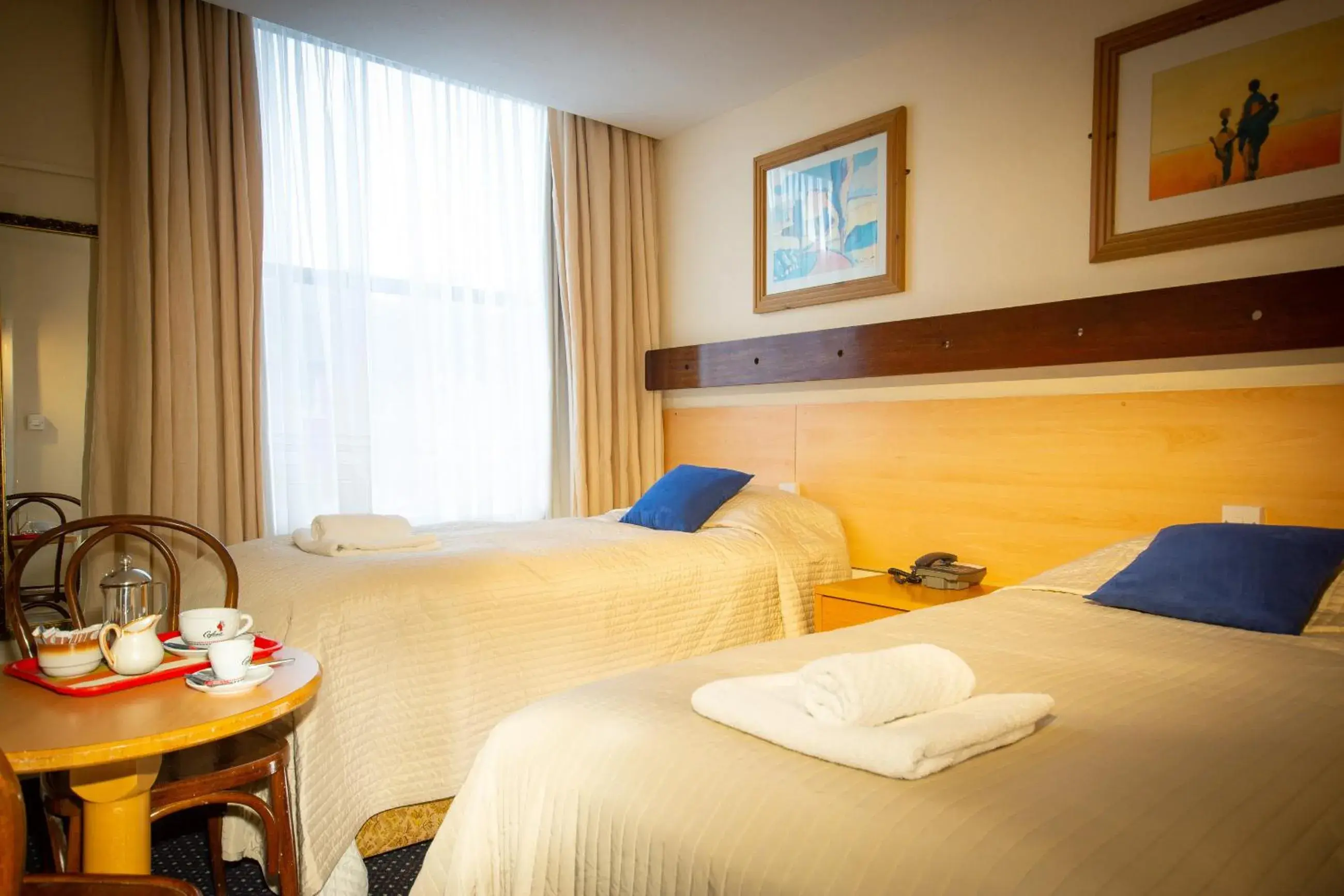 Coffee/tea facilities, Bed in Ashley Hotel Coffee/tea facilities, Bed in Ashley Hotel