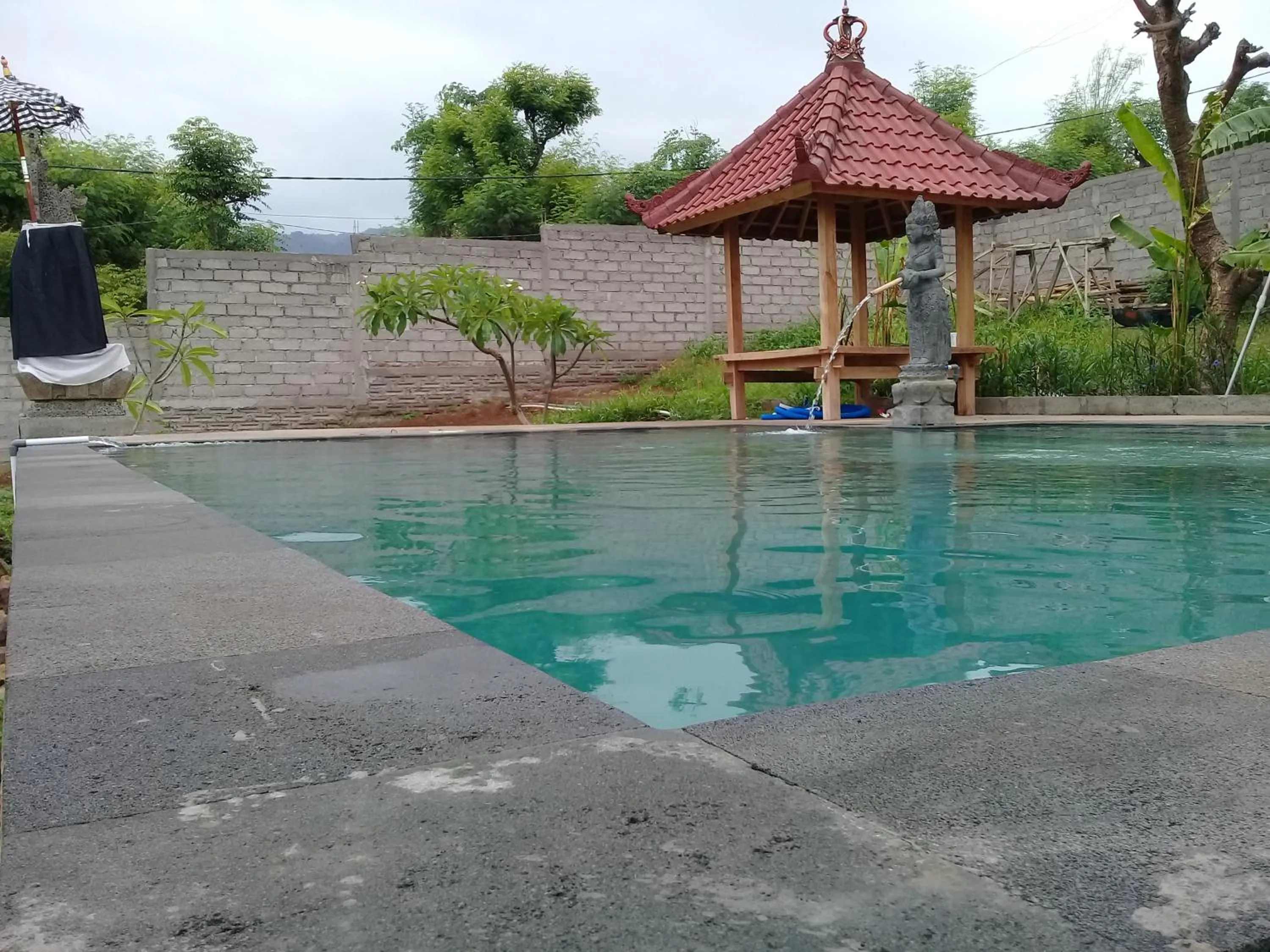Swimming pool in Eliska Sari Bungalows Sumberkima