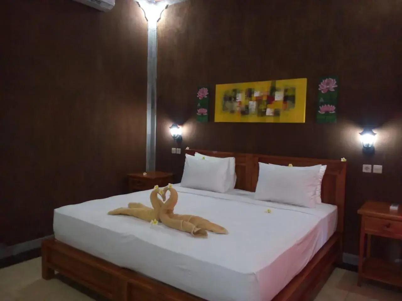 Deluxe Double or Twin Room with Mountain View in Eliska Sari Bungalows Sumberkima Deluxe Double or Twin Room with Mountain View in Eliska Sari Bungalows Sumberkima