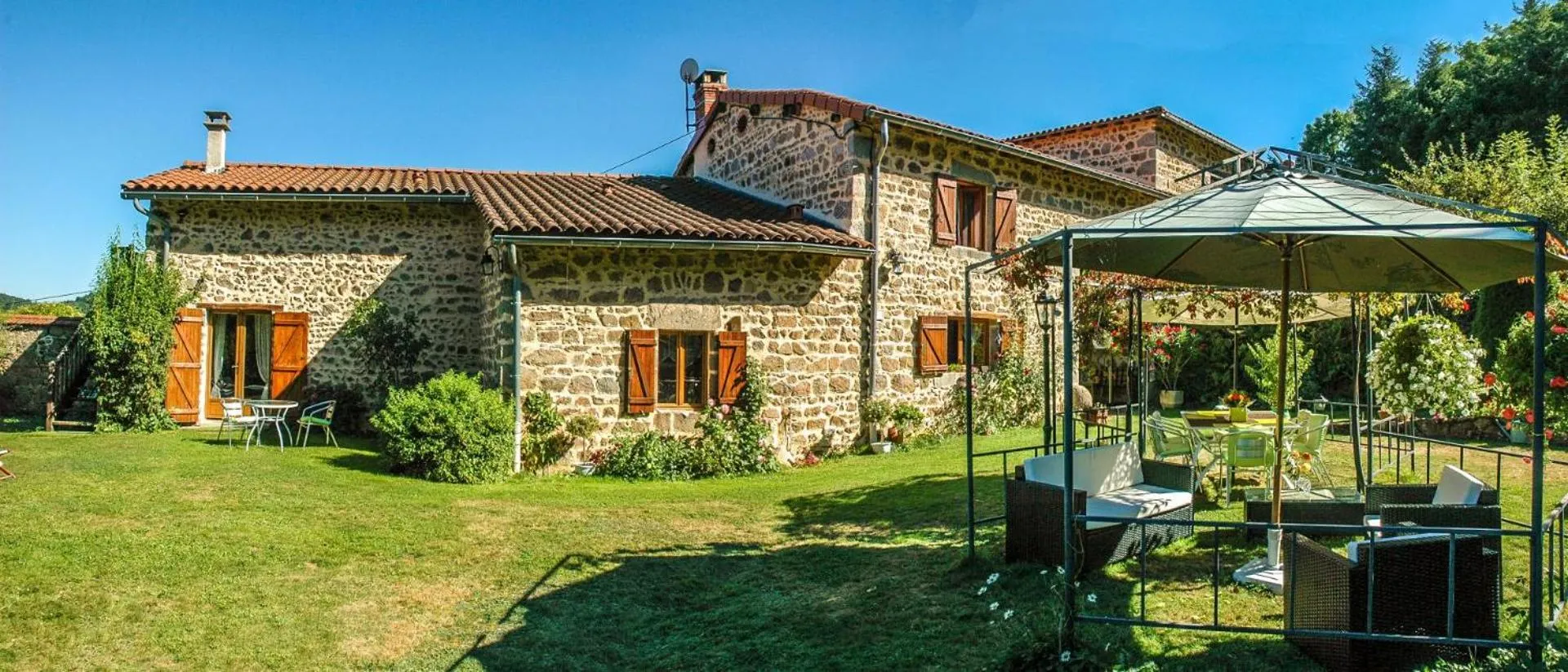 Property building in Chambres d'hôtes La Hulotte 69