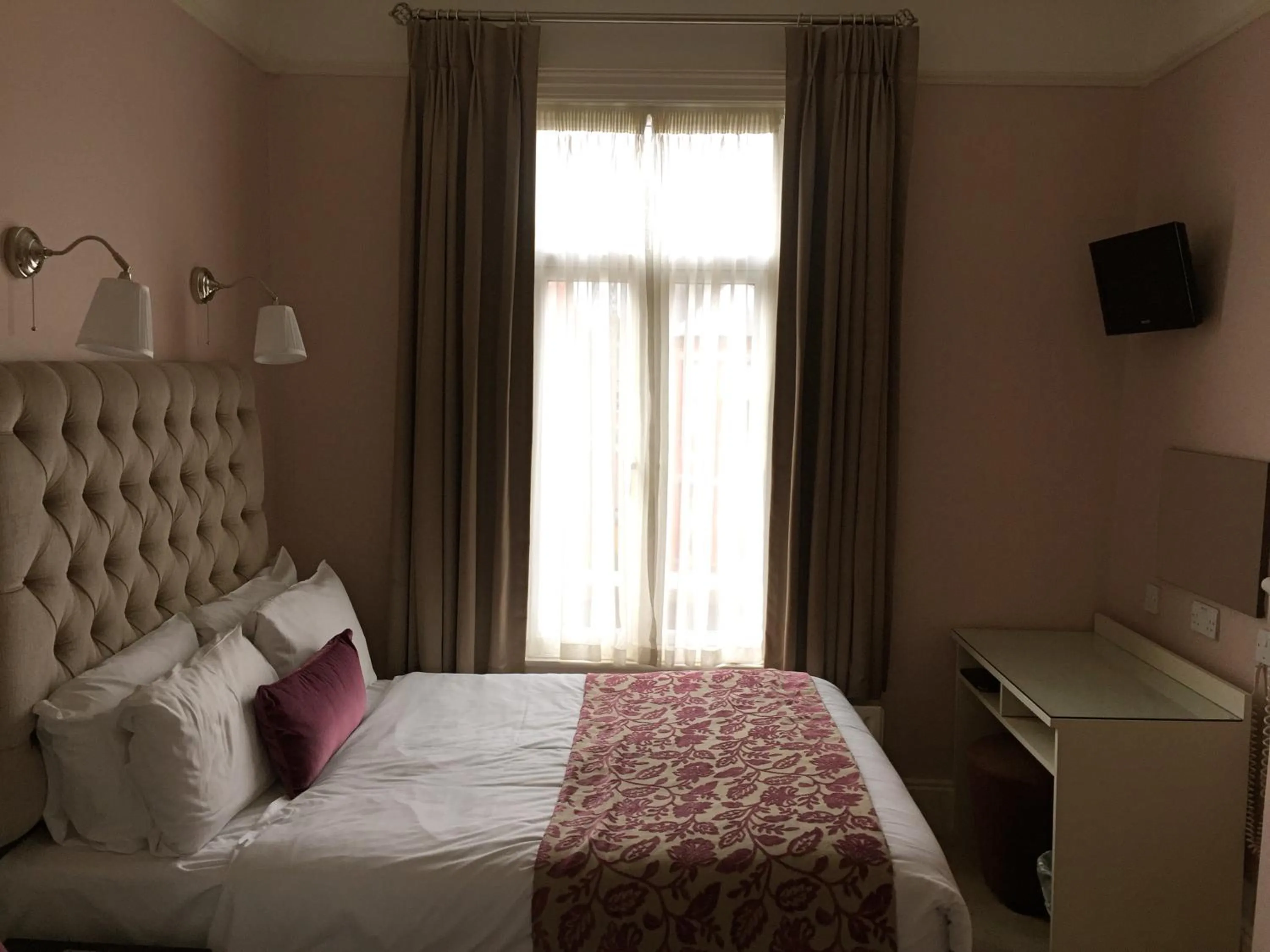 Bed in Maples House Hotel