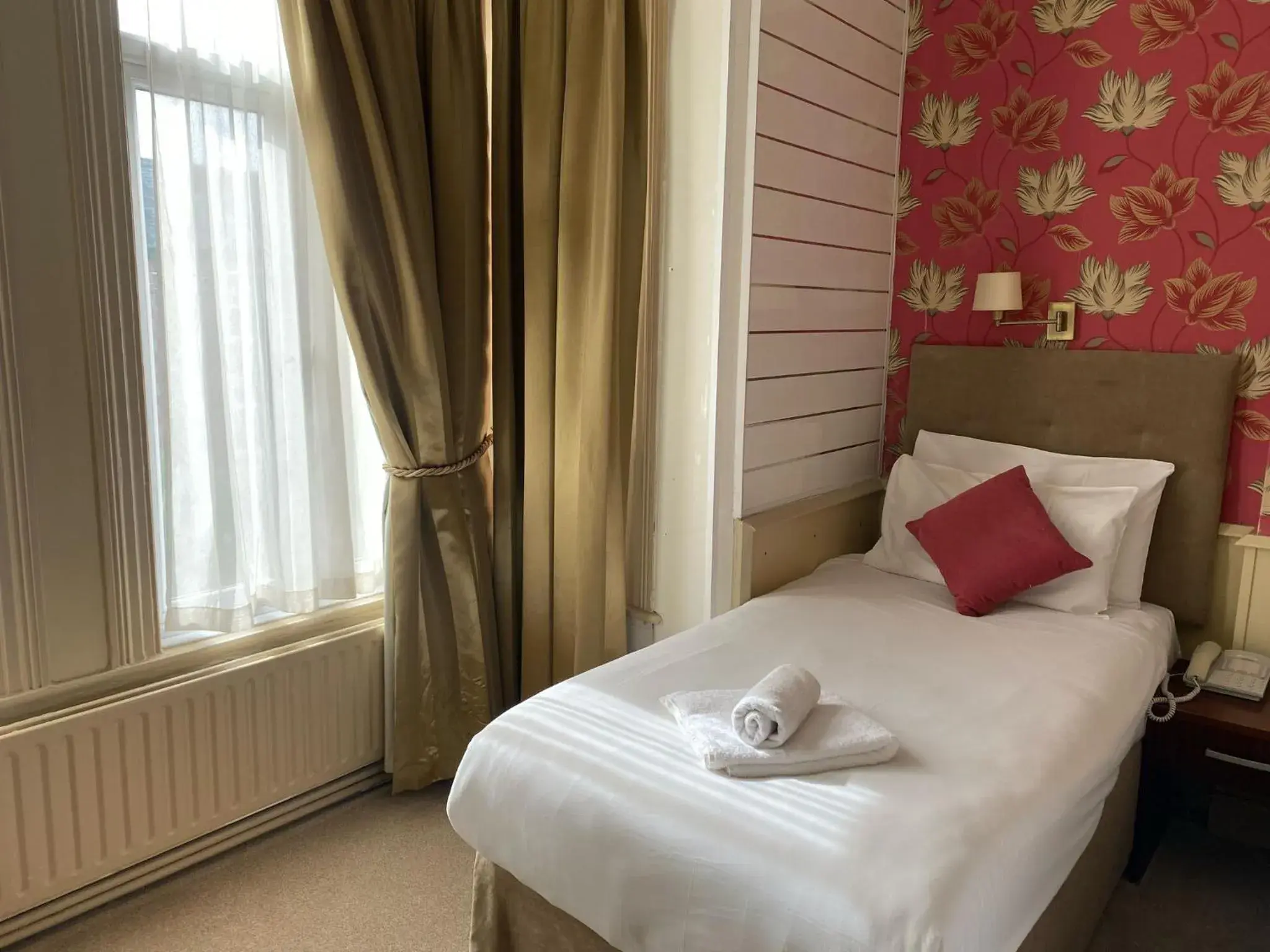 Single Room in Maples House Hotel Single Room in Maples House Hotel