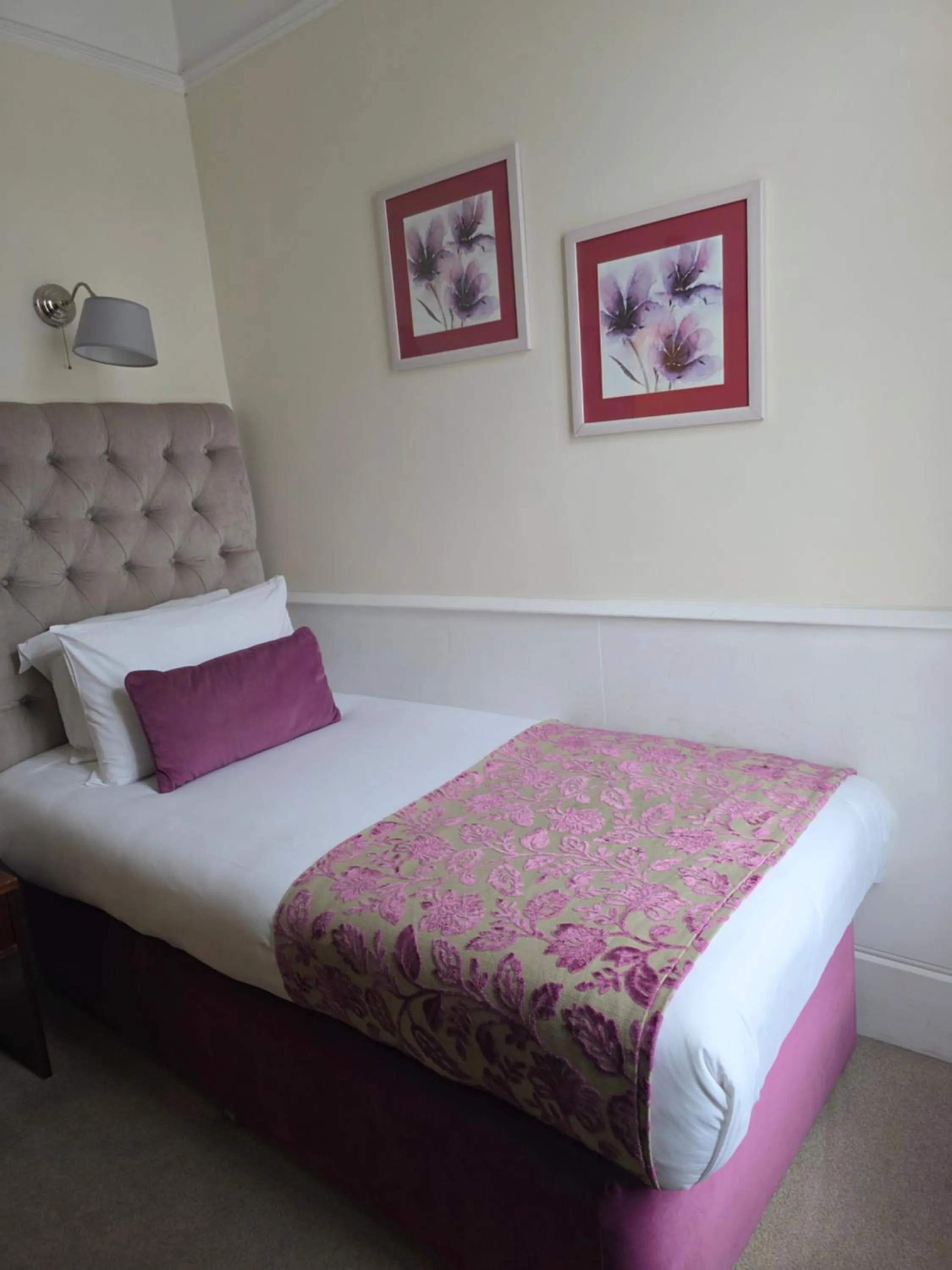 Bed in Maples House Hotel