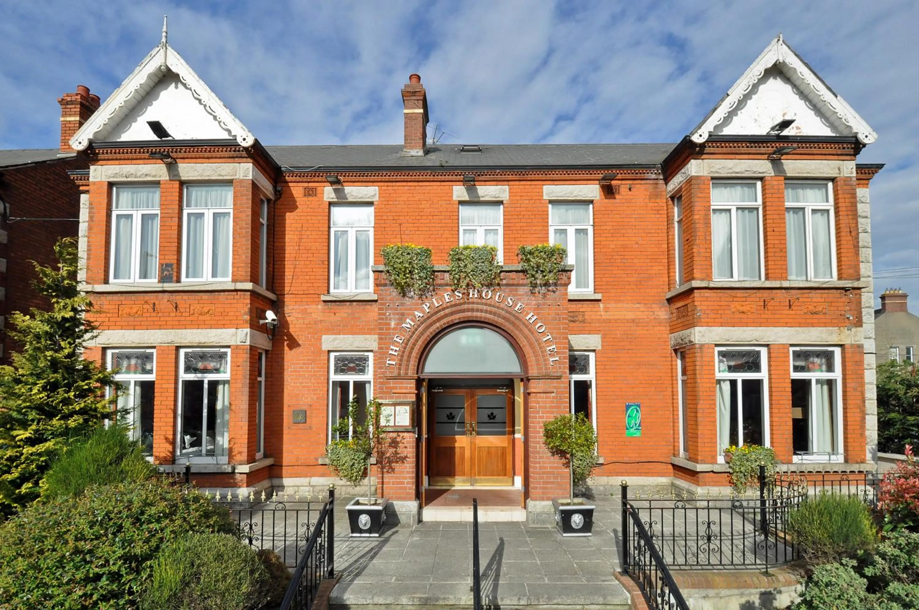 Facade/entrance in Maples House Hotel