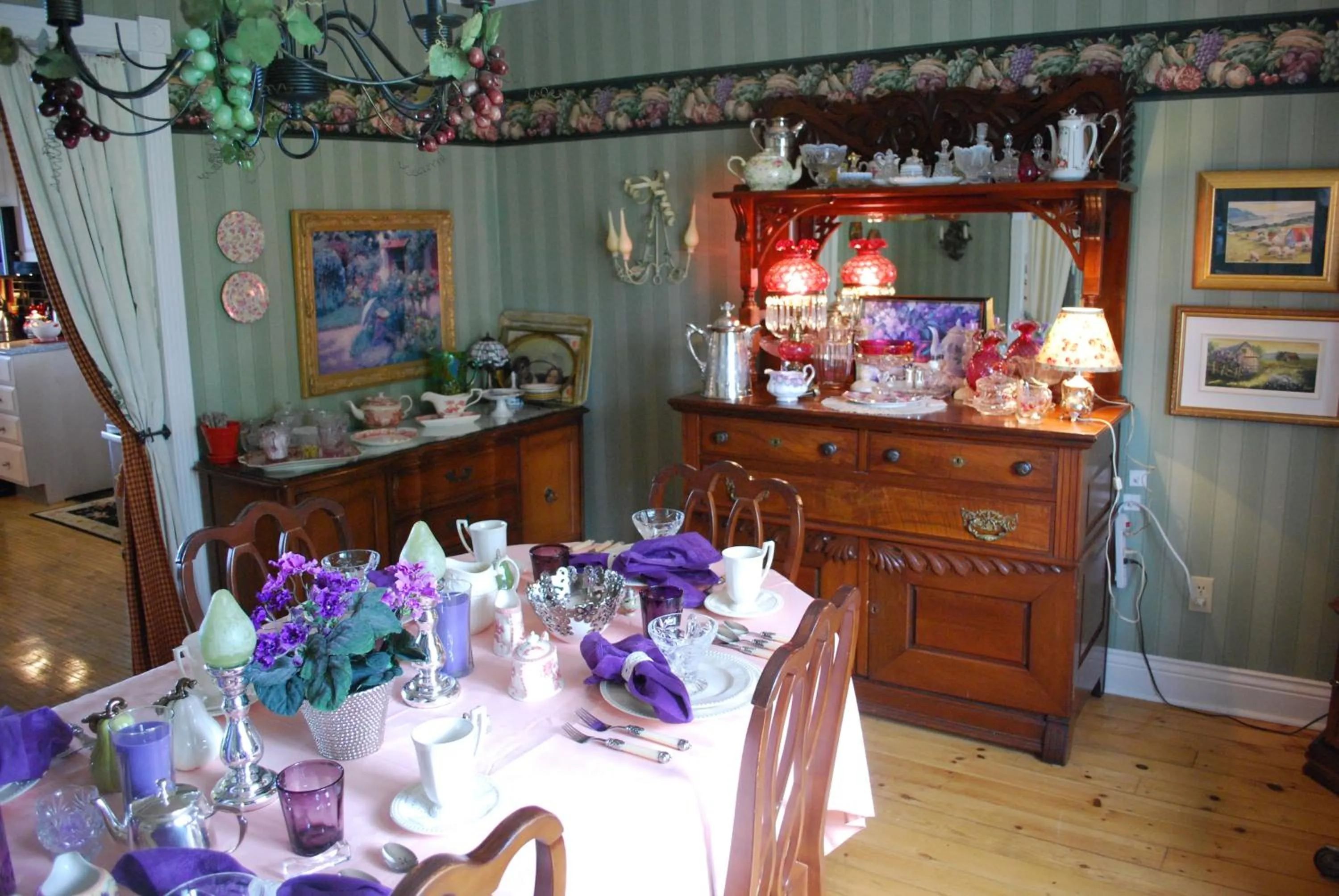 Restaurant/places to eat in Maison Victoria