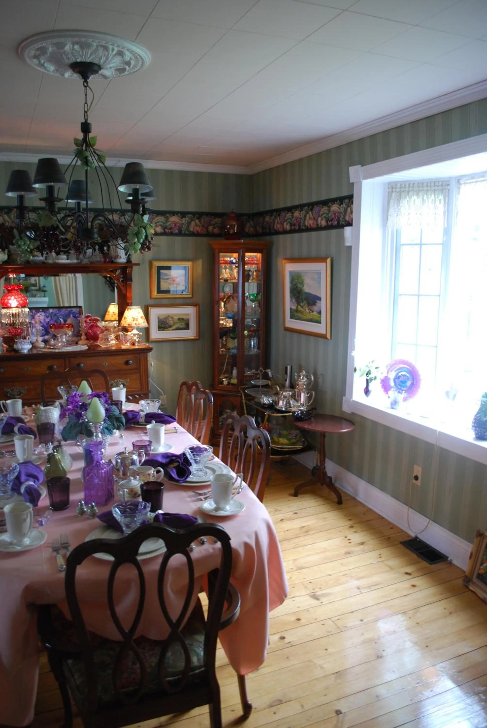 Restaurant/places to eat in Maison Victoria