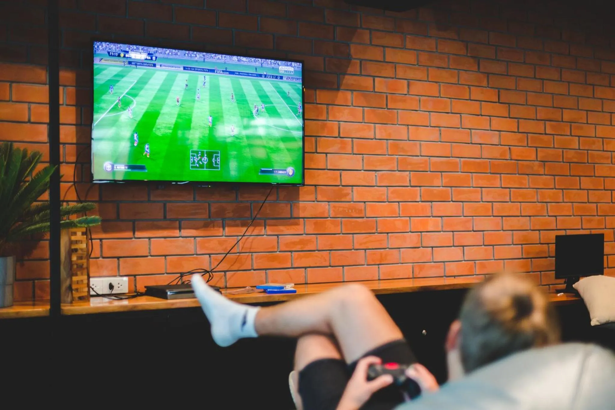 Communal lounge/ TV room in BED STATION Hostel Khaosan