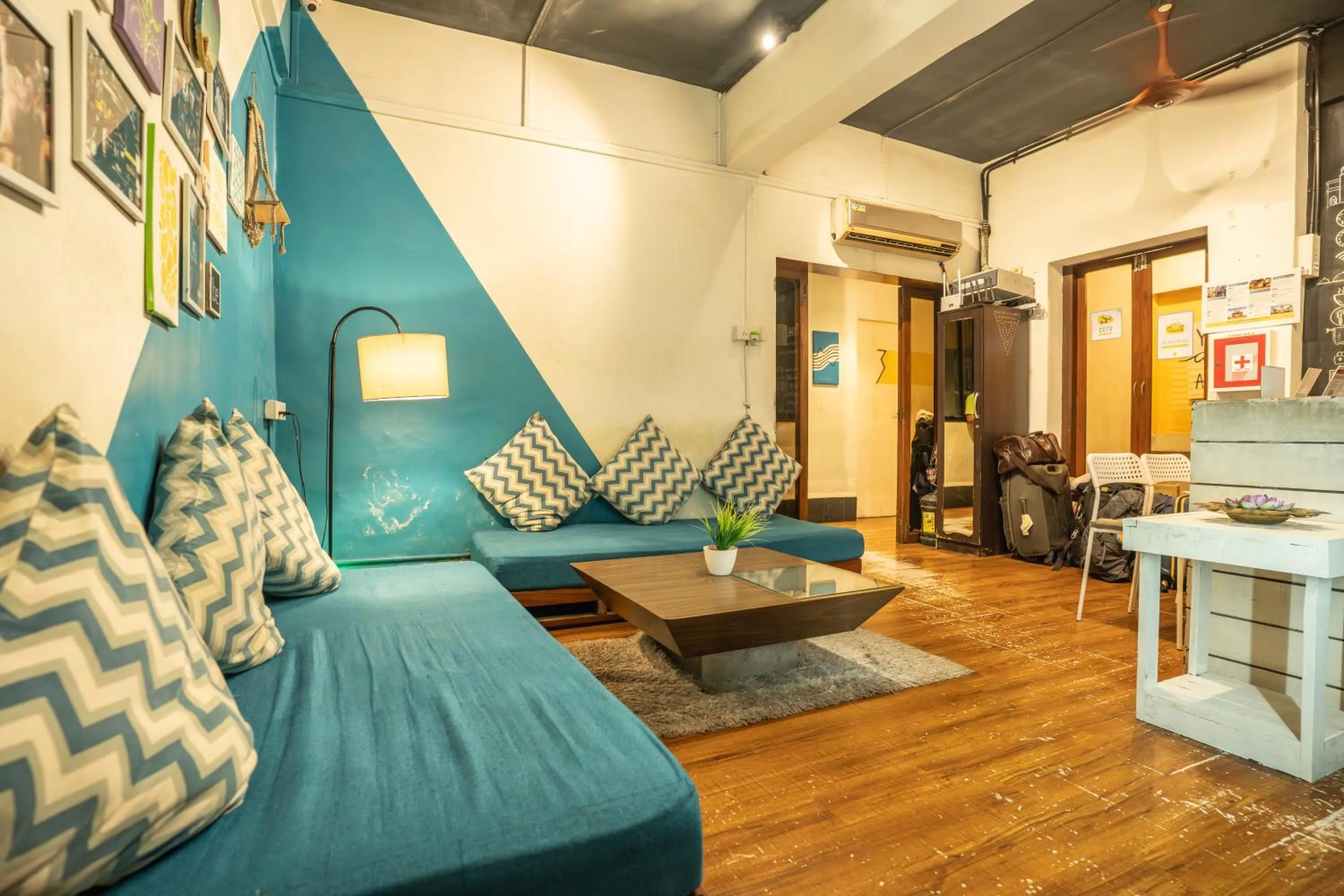 Locomo Hostel OG - Stay Work Eat