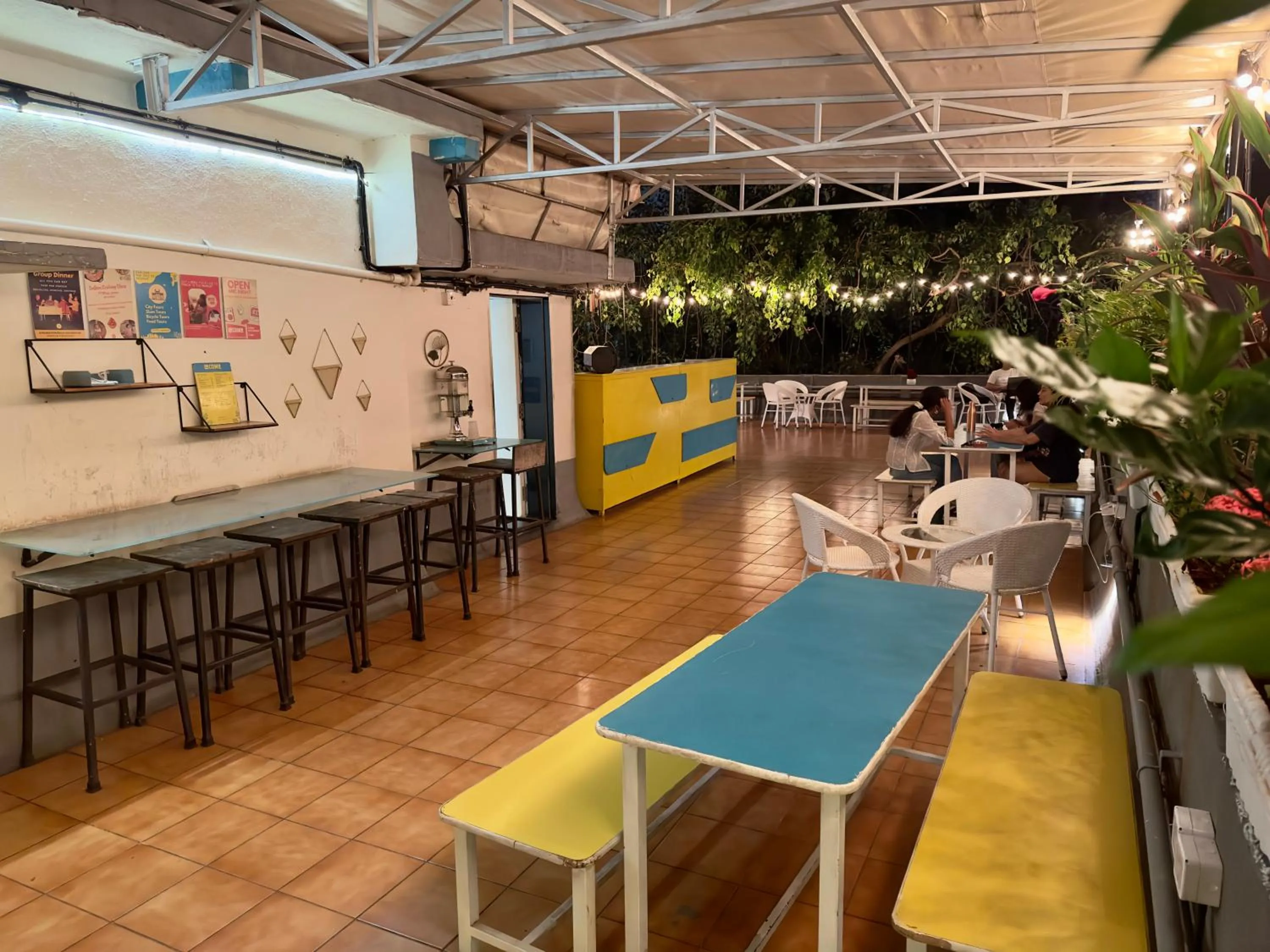 Restaurant/places to eat in Locomo Hostel OG - Stay Work Eat