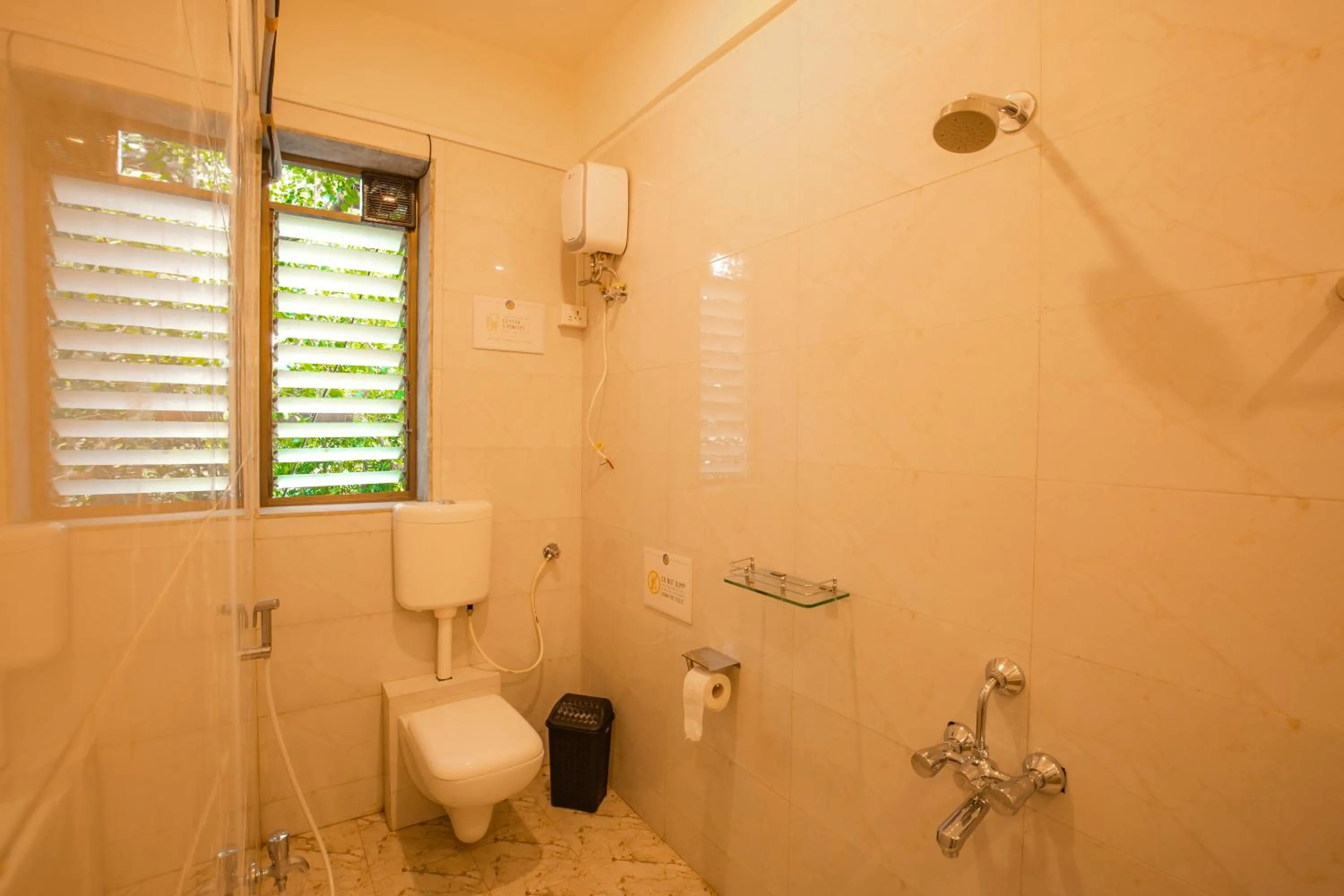 Bathroom in Locomo Hostel OG - Stay Work Eat