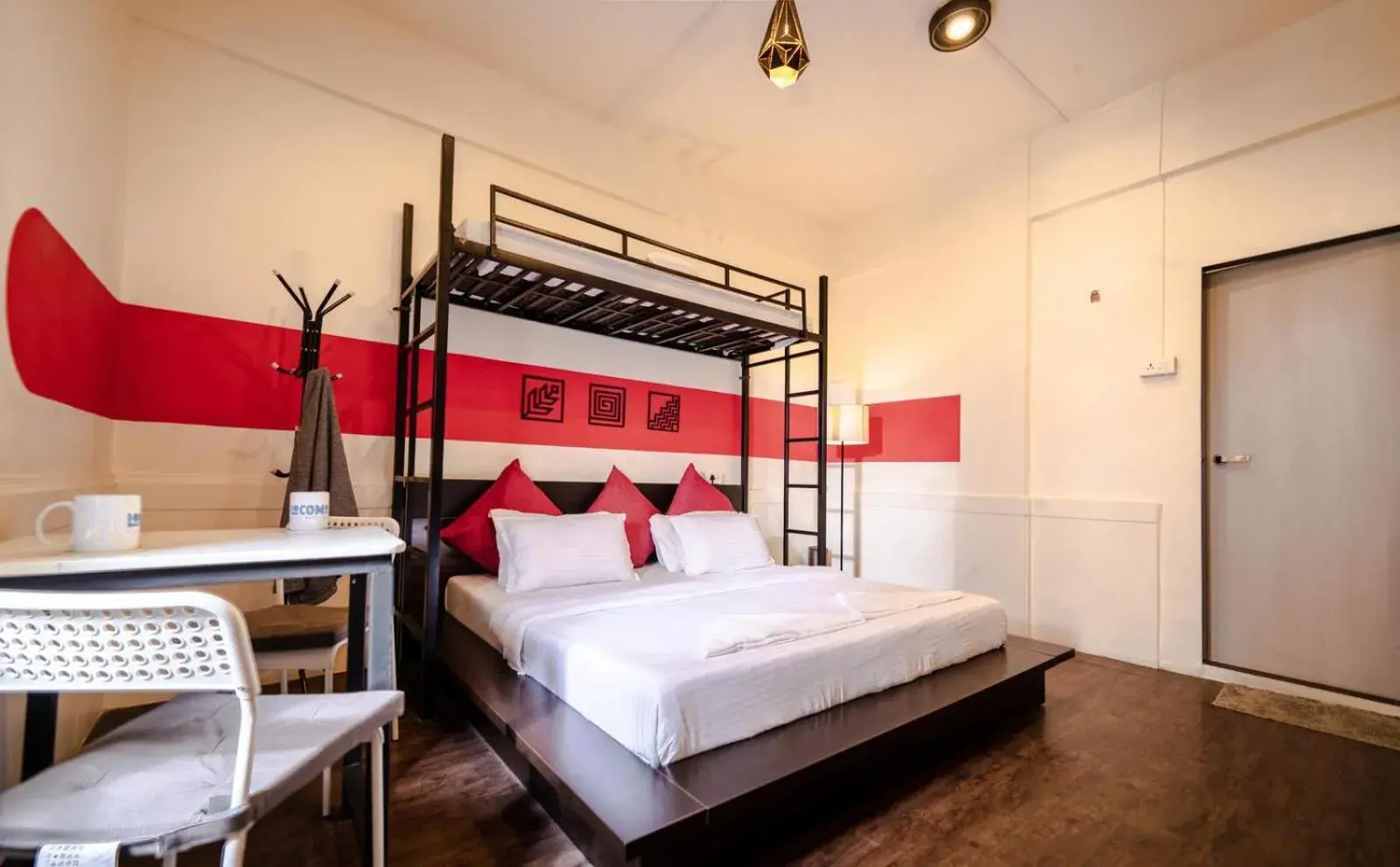 Deluxe Double Room in Locomo Hostel OG - Stay Work Eat Deluxe Double Room in Locomo Hostel OG - Stay Work Eat