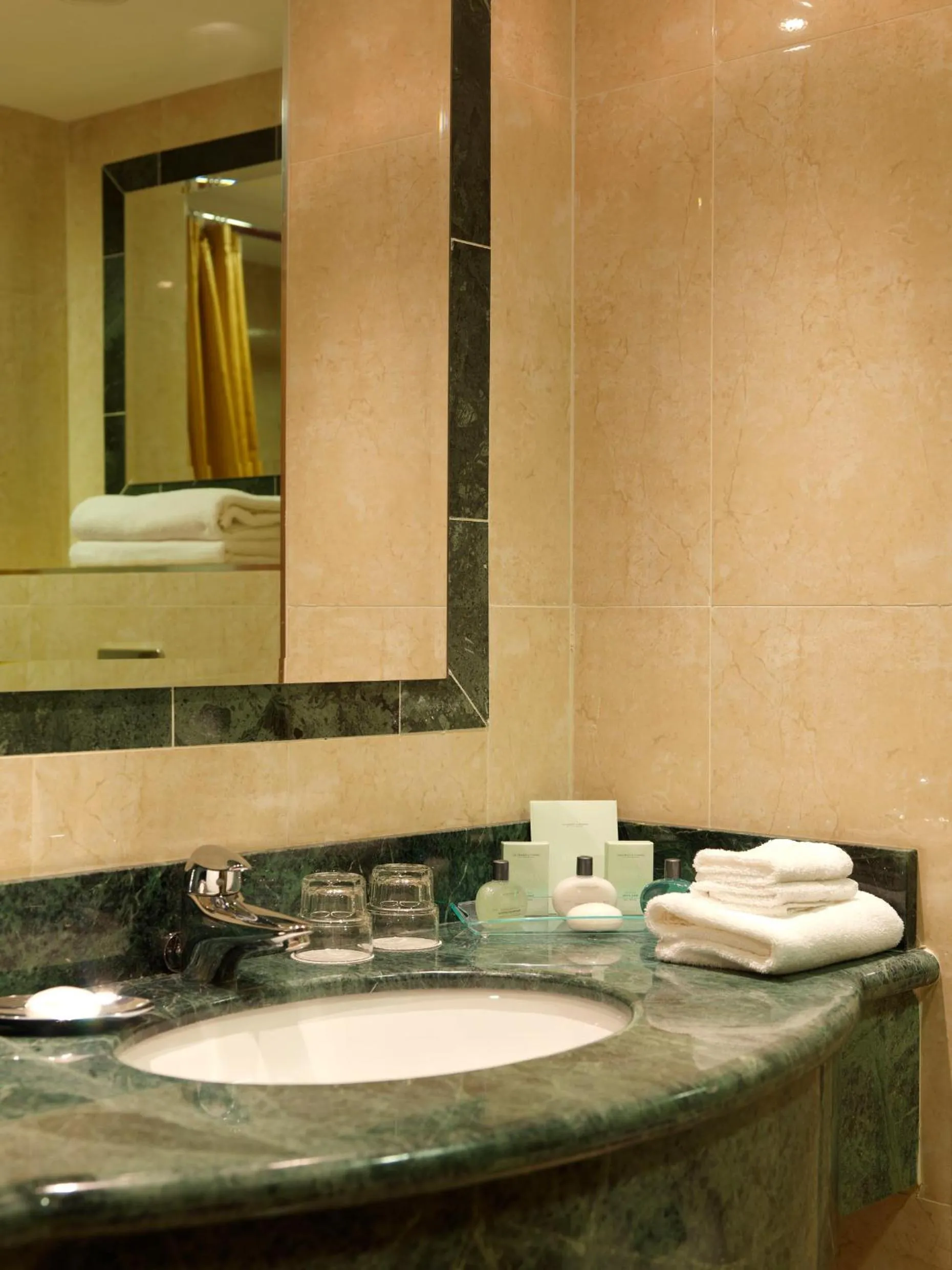 Bathroom in Killarney Towers Hotel & Leisure Centre