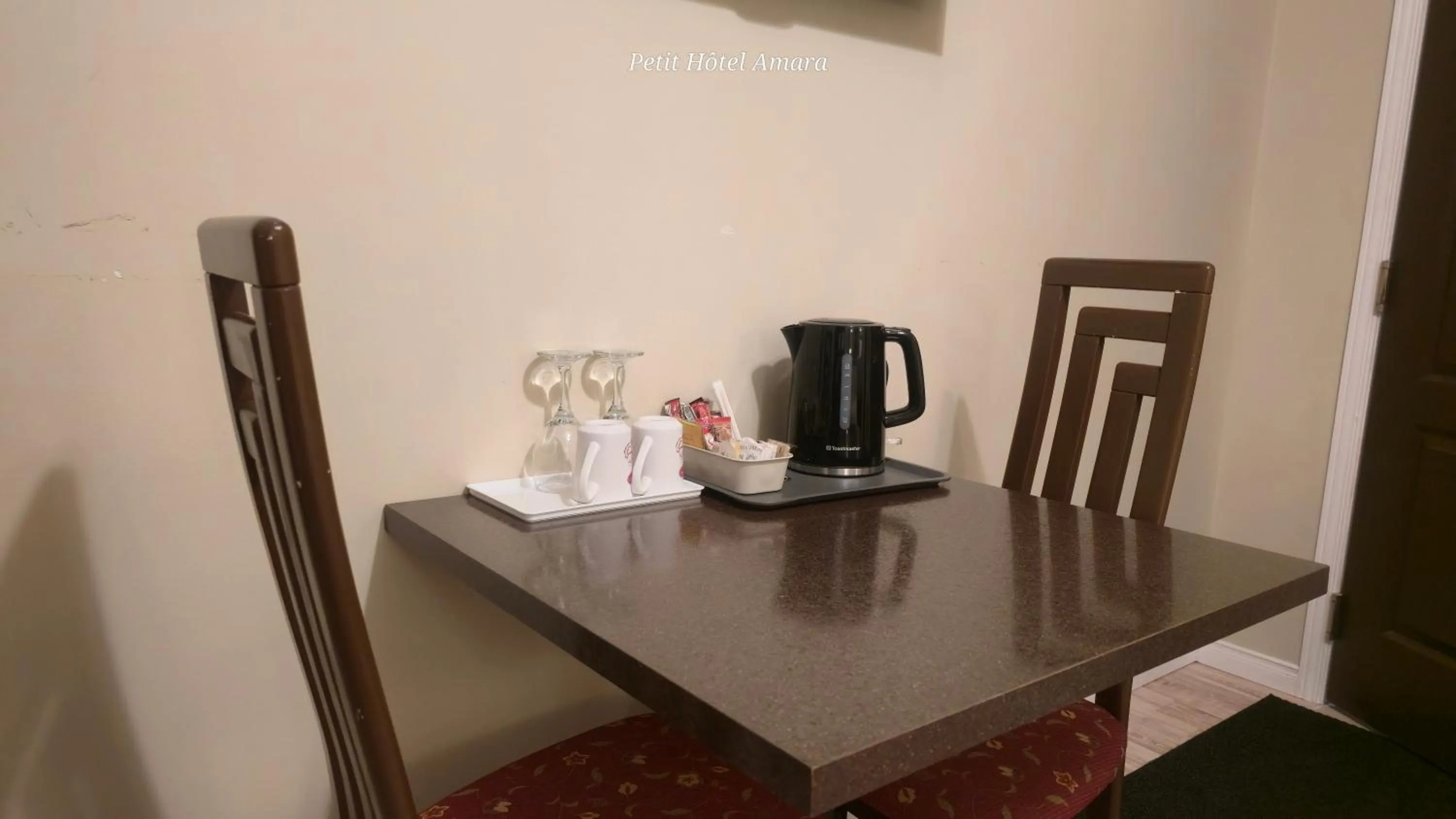 Coffee/tea facilities in Petit Hôtel Amara