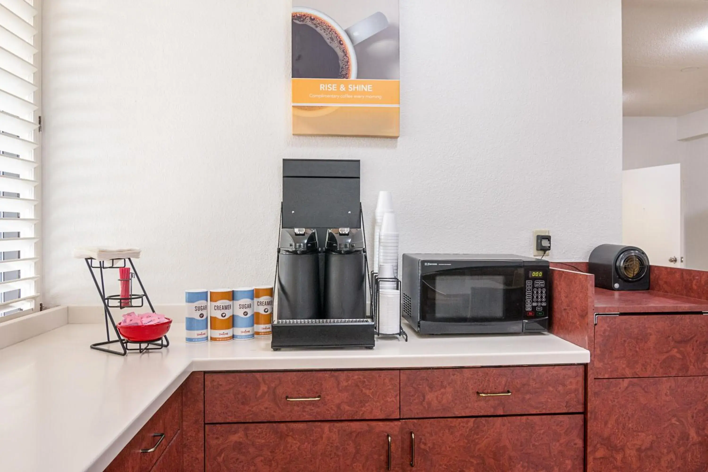 Lobby or reception, Kitchen/Kitchenette in Motel 6-Newnan, GA