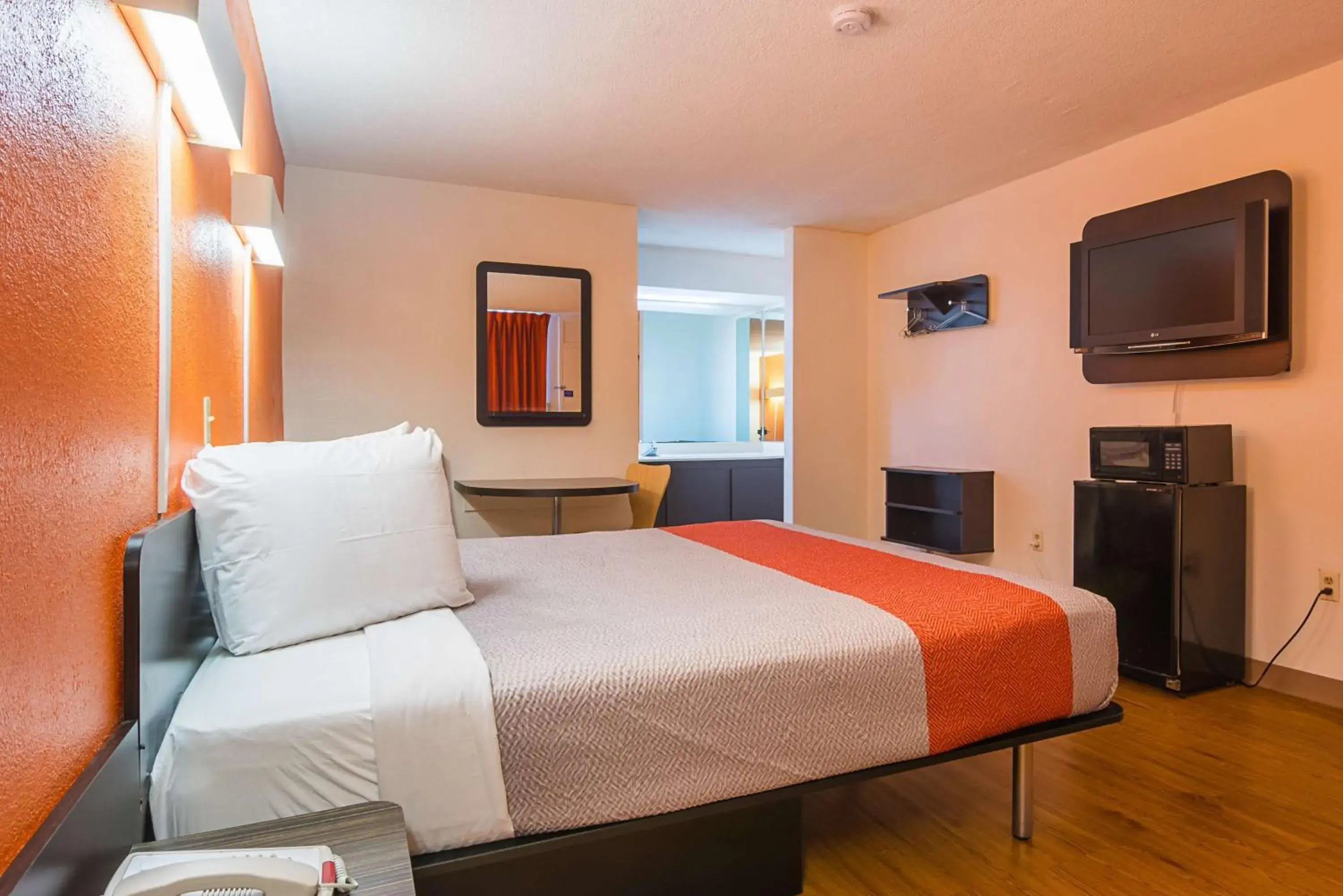 TV and multimedia, Bed in Motel 6-Newnan, GA