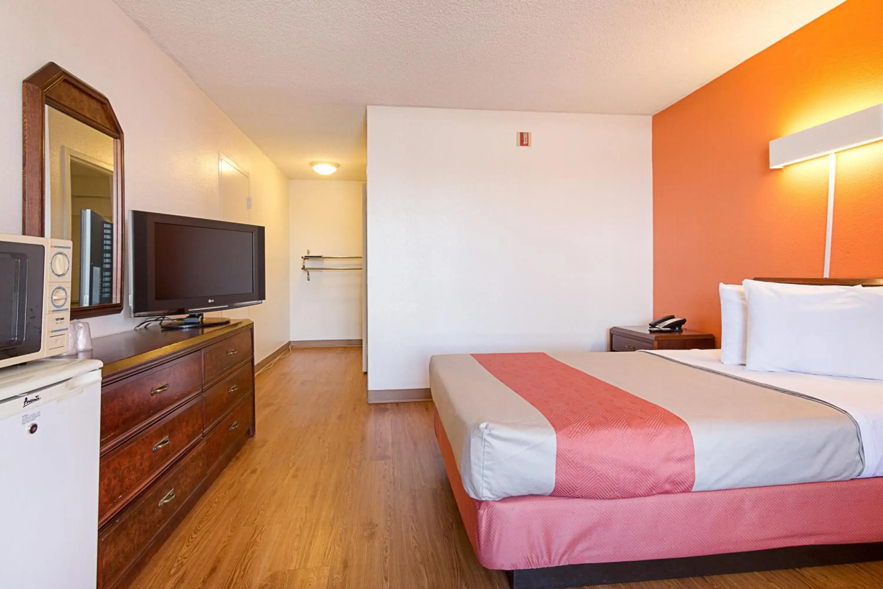 Bedroom, Bed in Motel 6-Newnan, GA