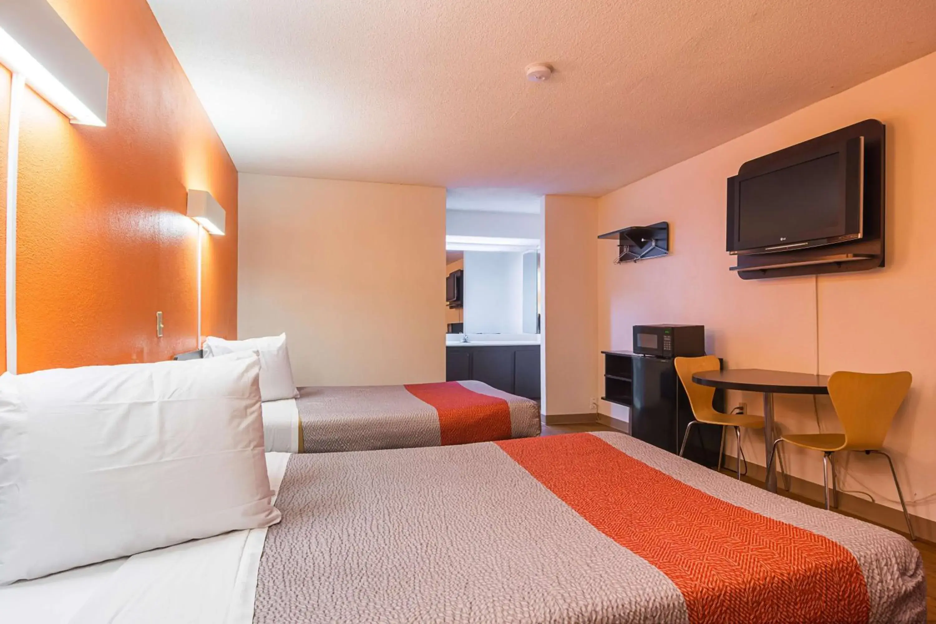 TV and multimedia, Bed in Motel 6-Newnan, GA