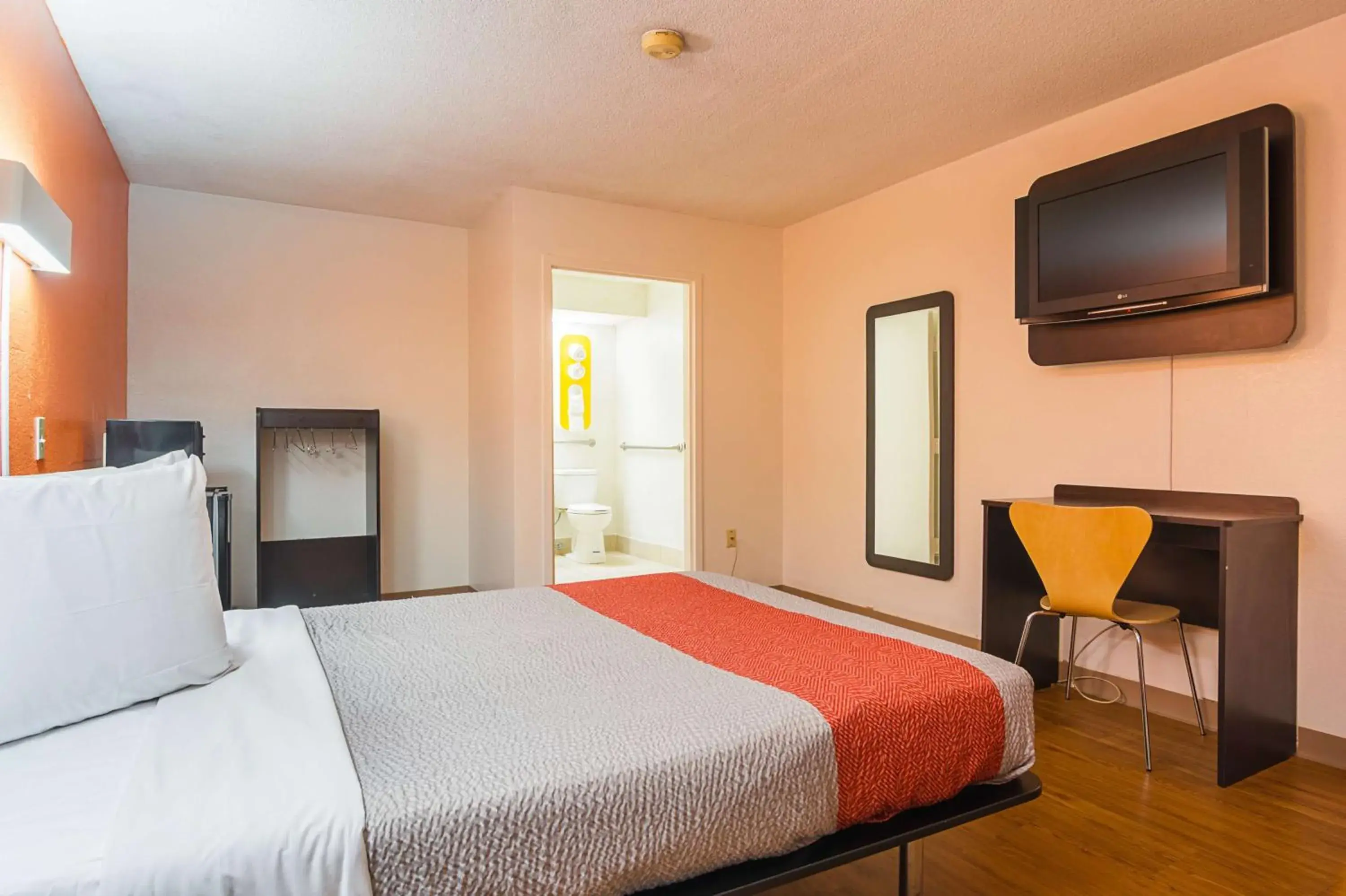 TV and multimedia, Bed in Motel 6-Newnan, GA