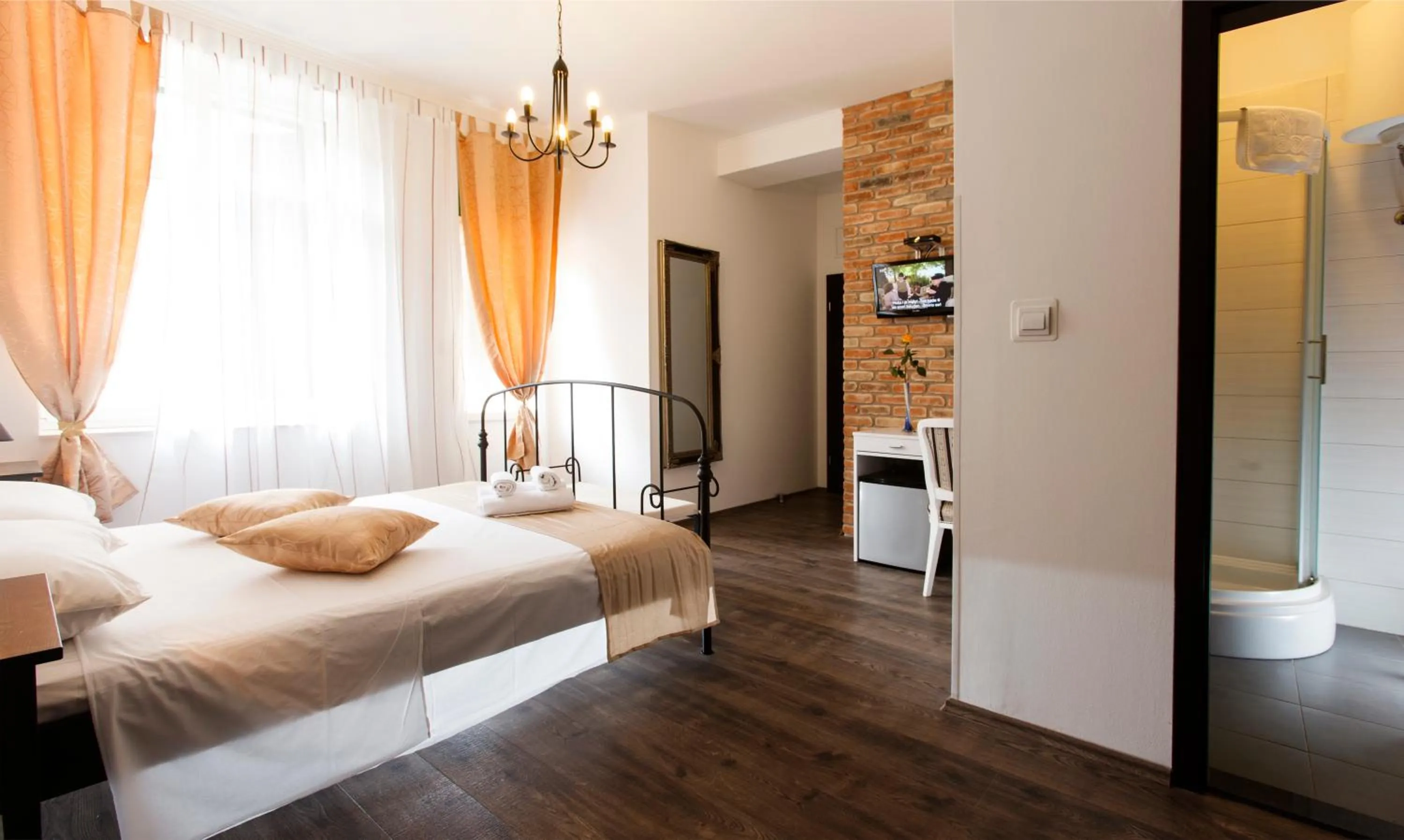 Shower, Bed in Prior Suites Split