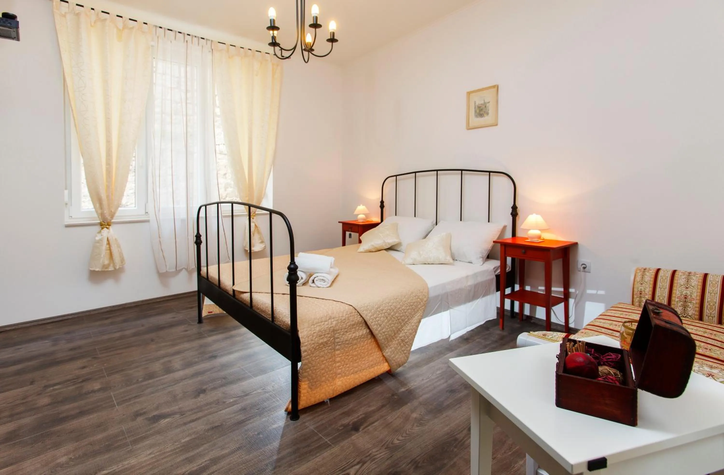 Seating area, Bed in Prior Suites Split