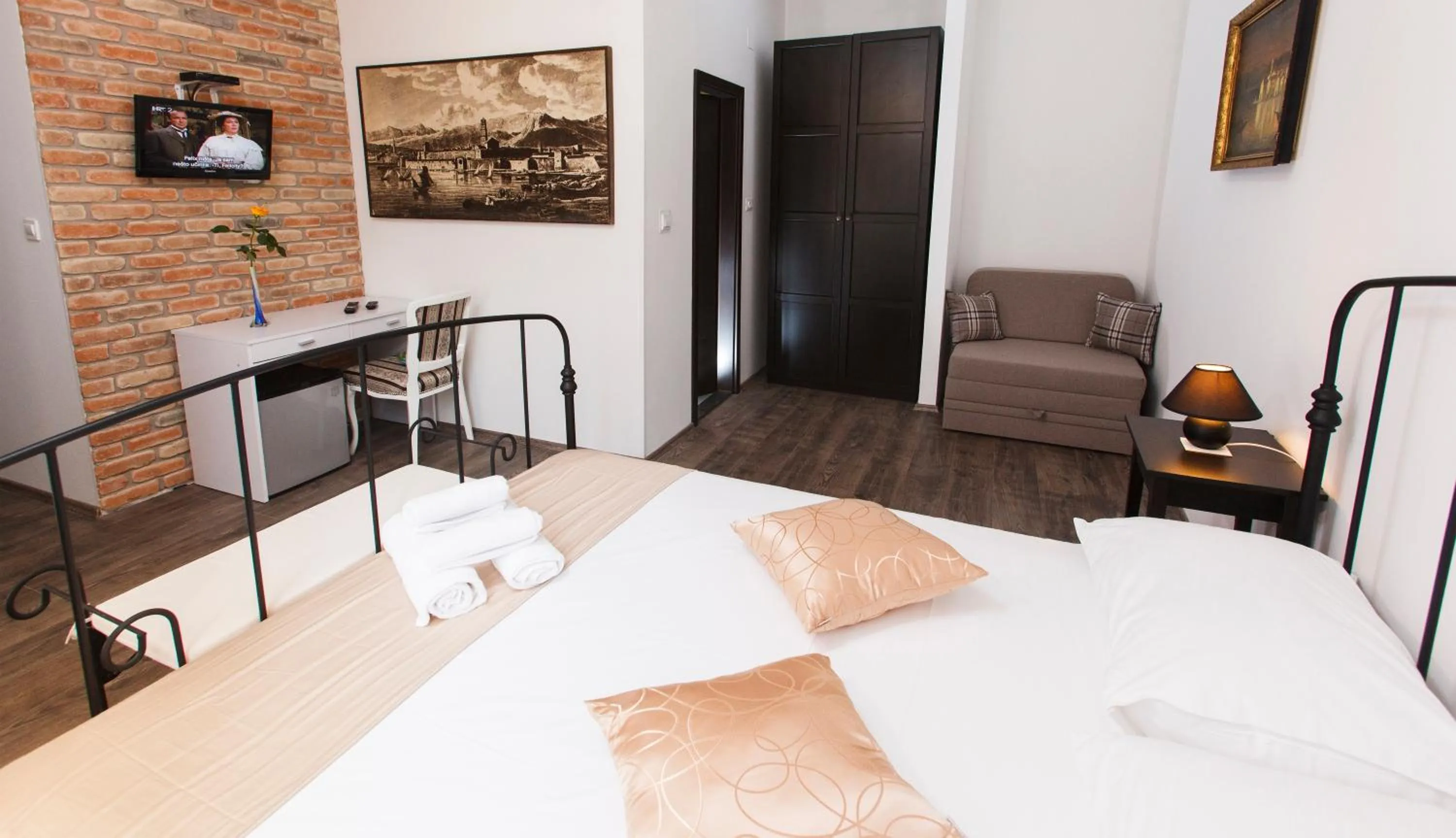 Seating area, Bed in Prior Suites Split