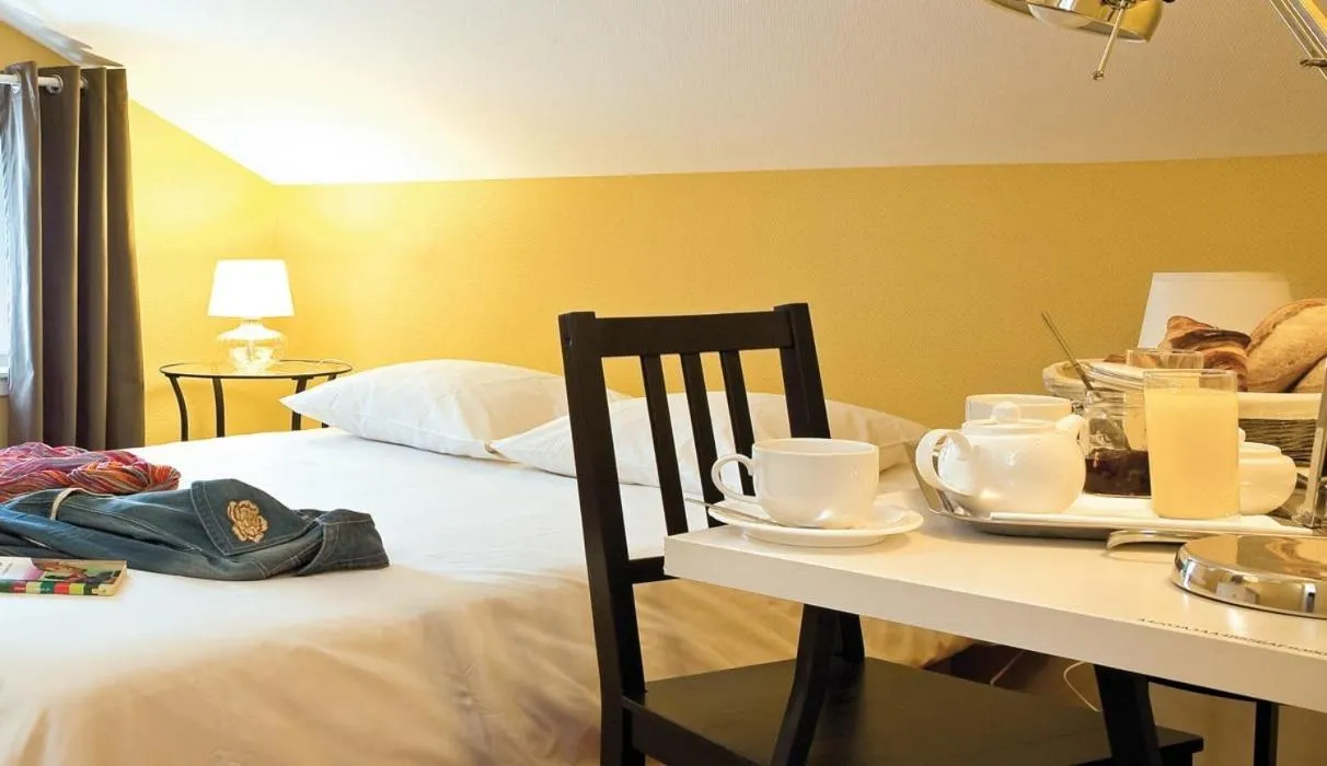 Photo of the whole room, Bed in L'Etoile d'Or