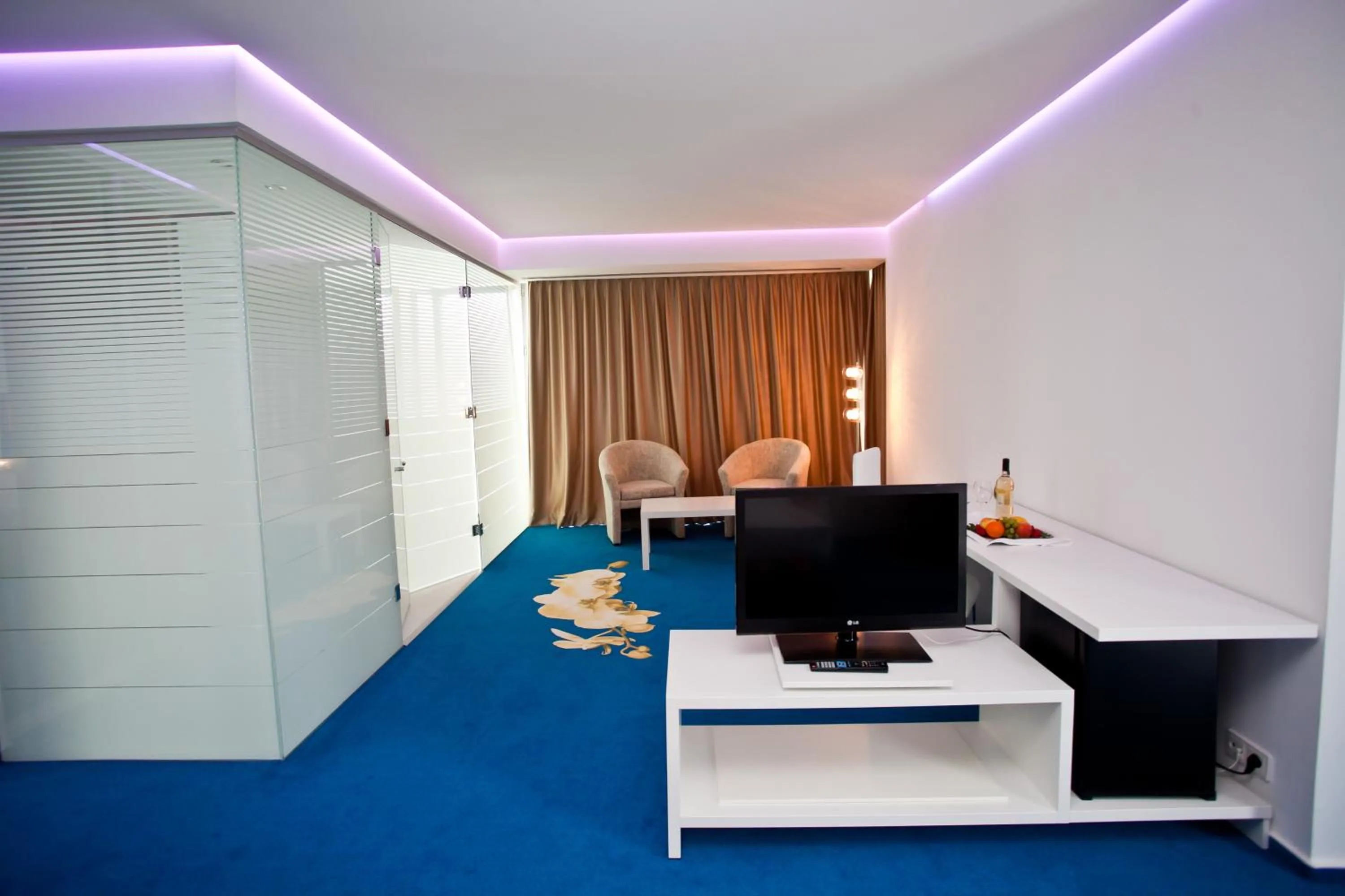 TV and multimedia in Marshal Garden Hotel