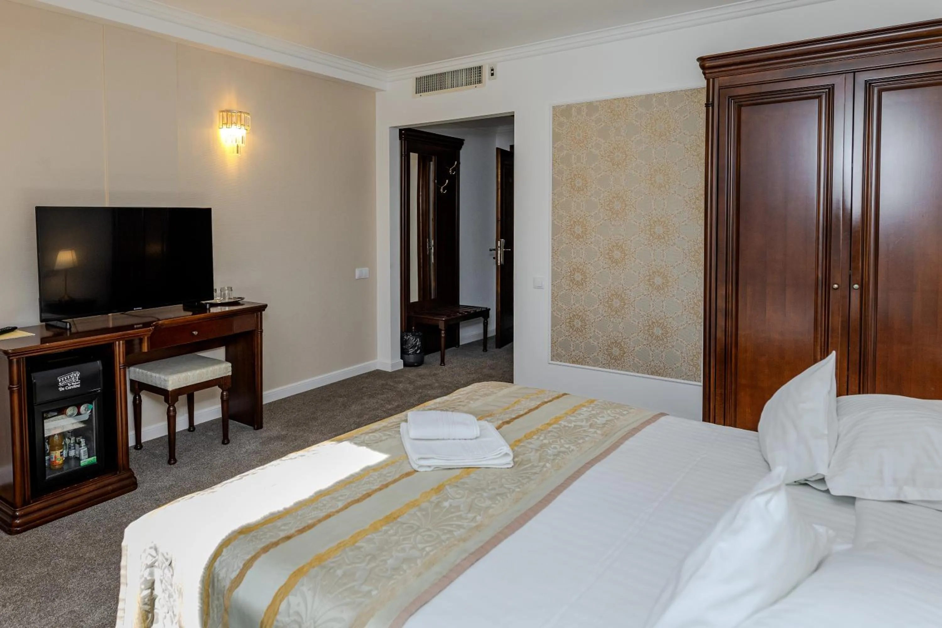 Photo of the whole room, Bed in La Maison de Caroline