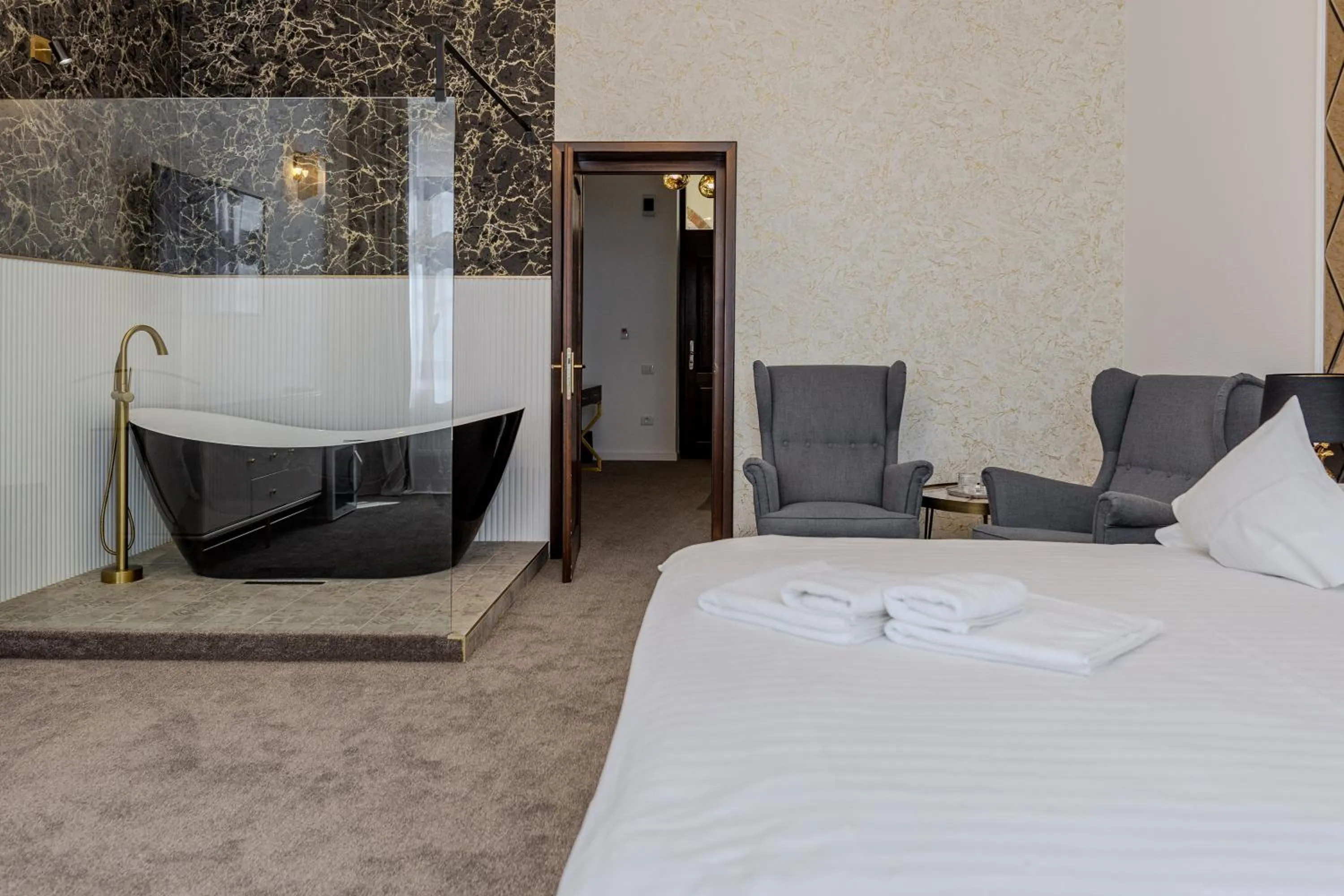 Photo of the whole room, Bed in La Maison de Caroline