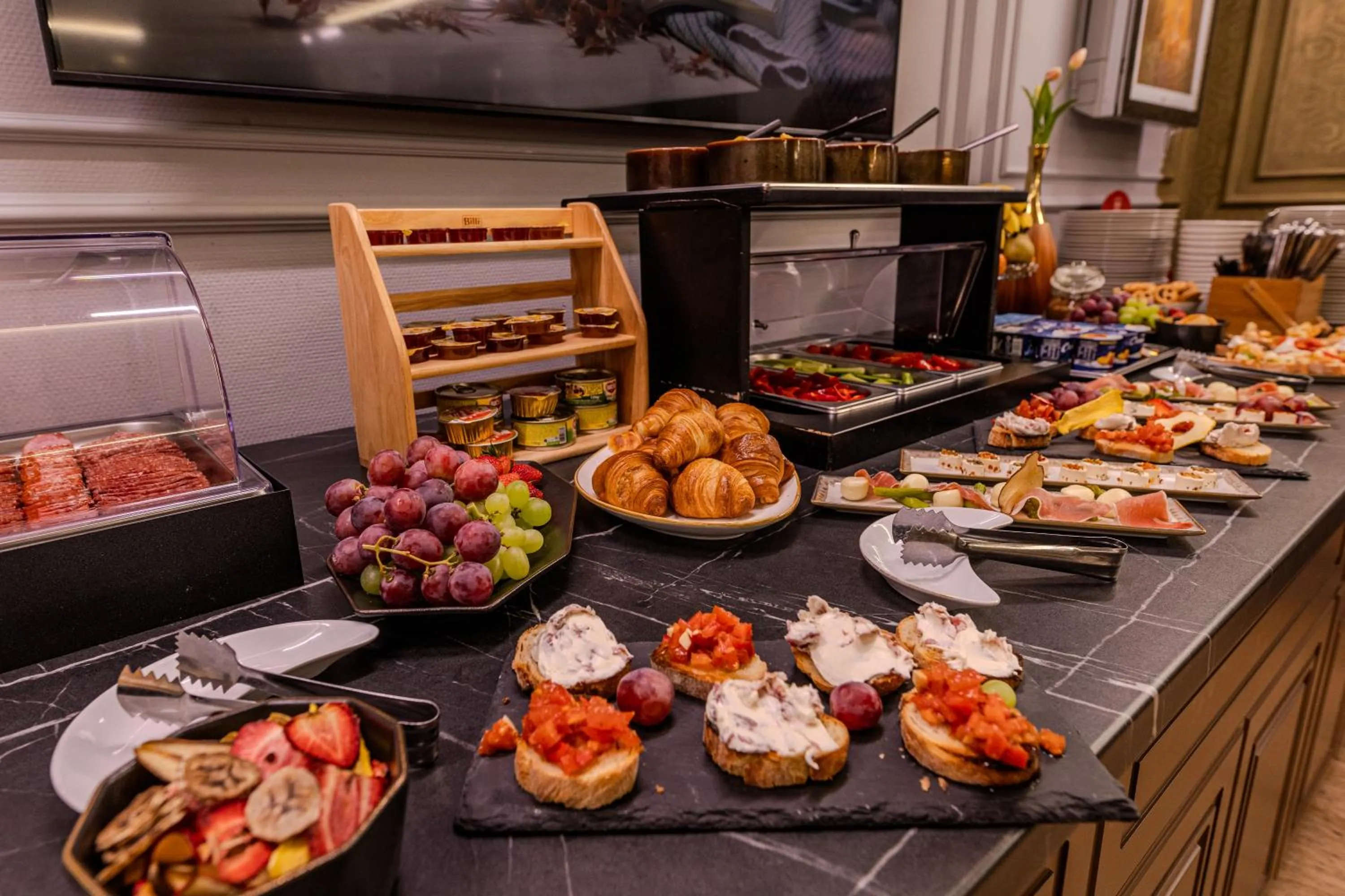 Buffet breakfast in La Maison de Caroline