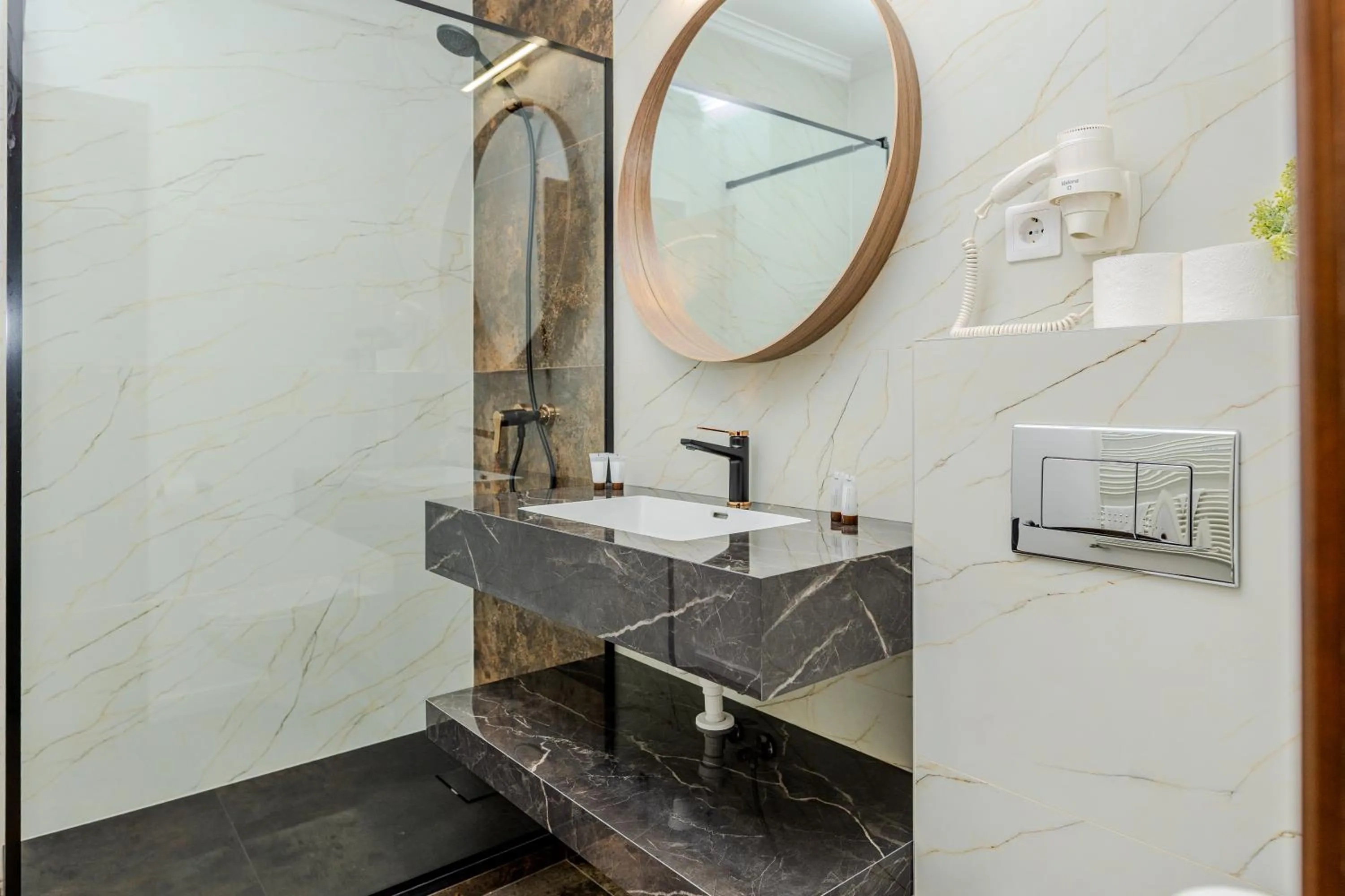 Shower in La Maison de Caroline