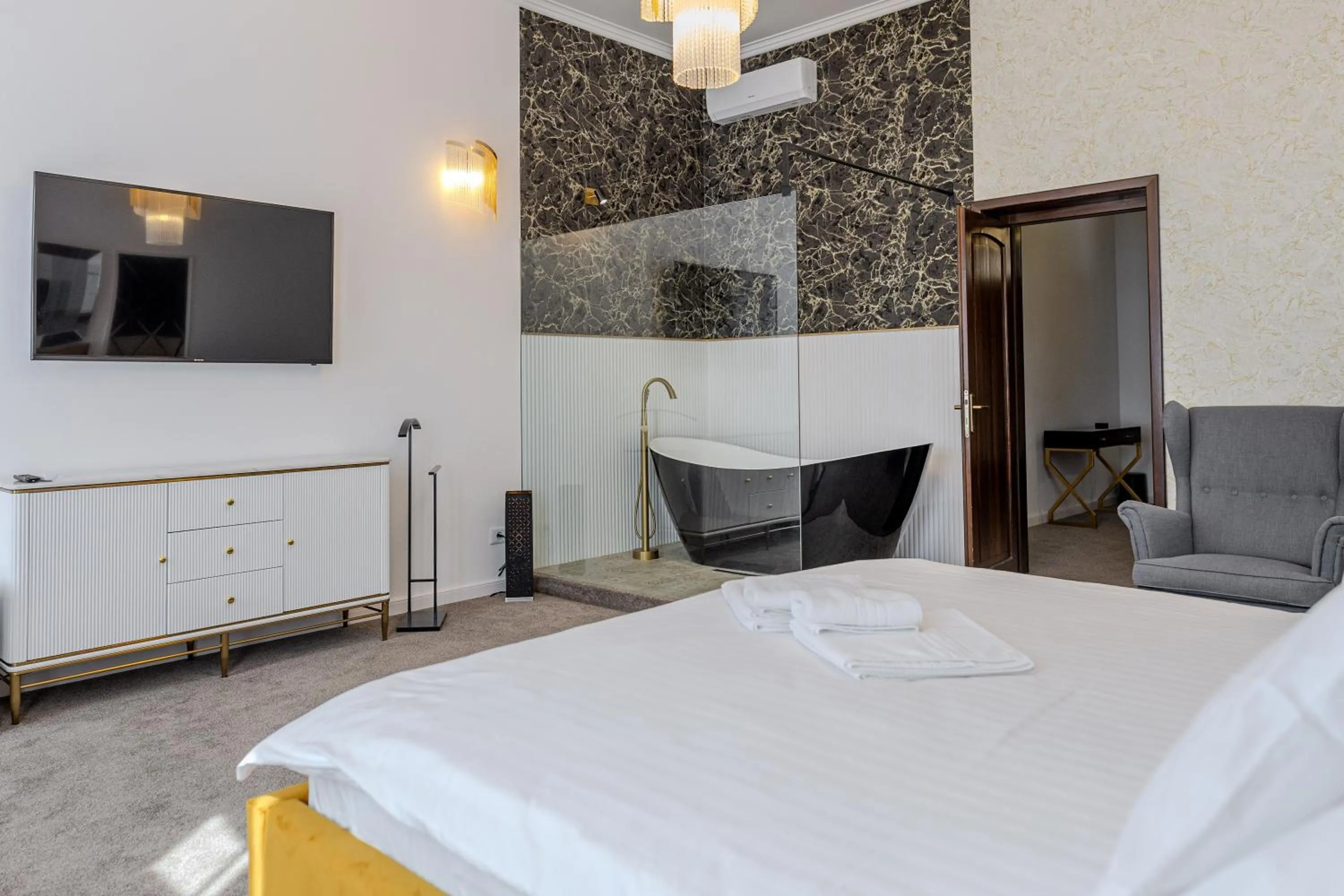 Photo of the whole room, Bed in La Maison de Caroline