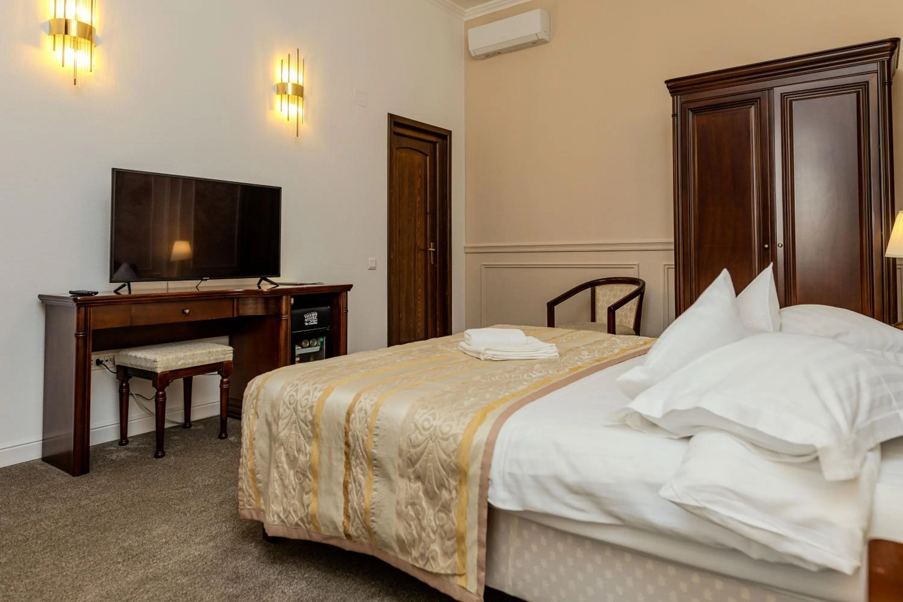 Photo of the whole room, Bed in La Maison de Caroline