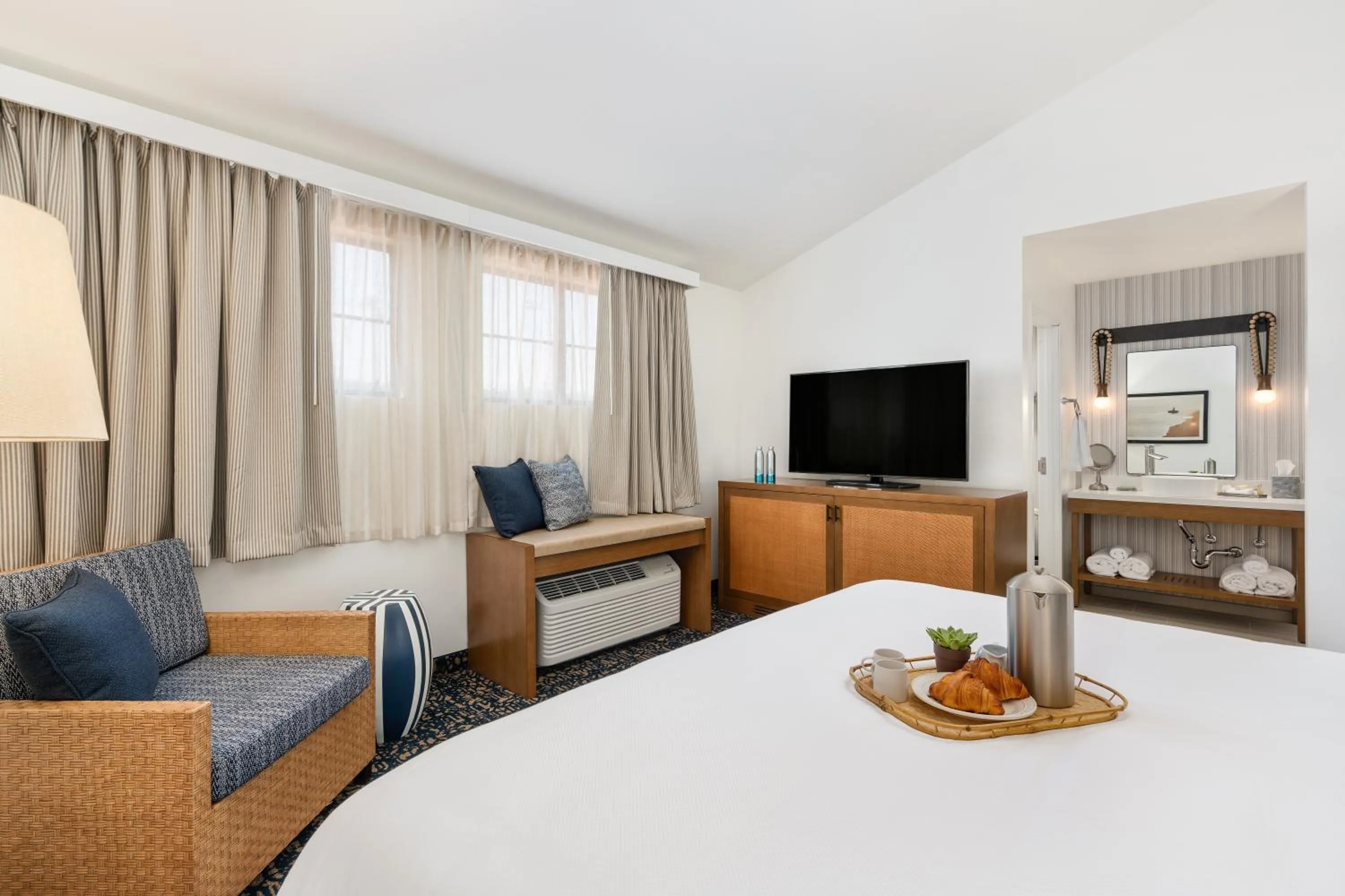 Photo of the whole room, Bed in Mason Beach Inn