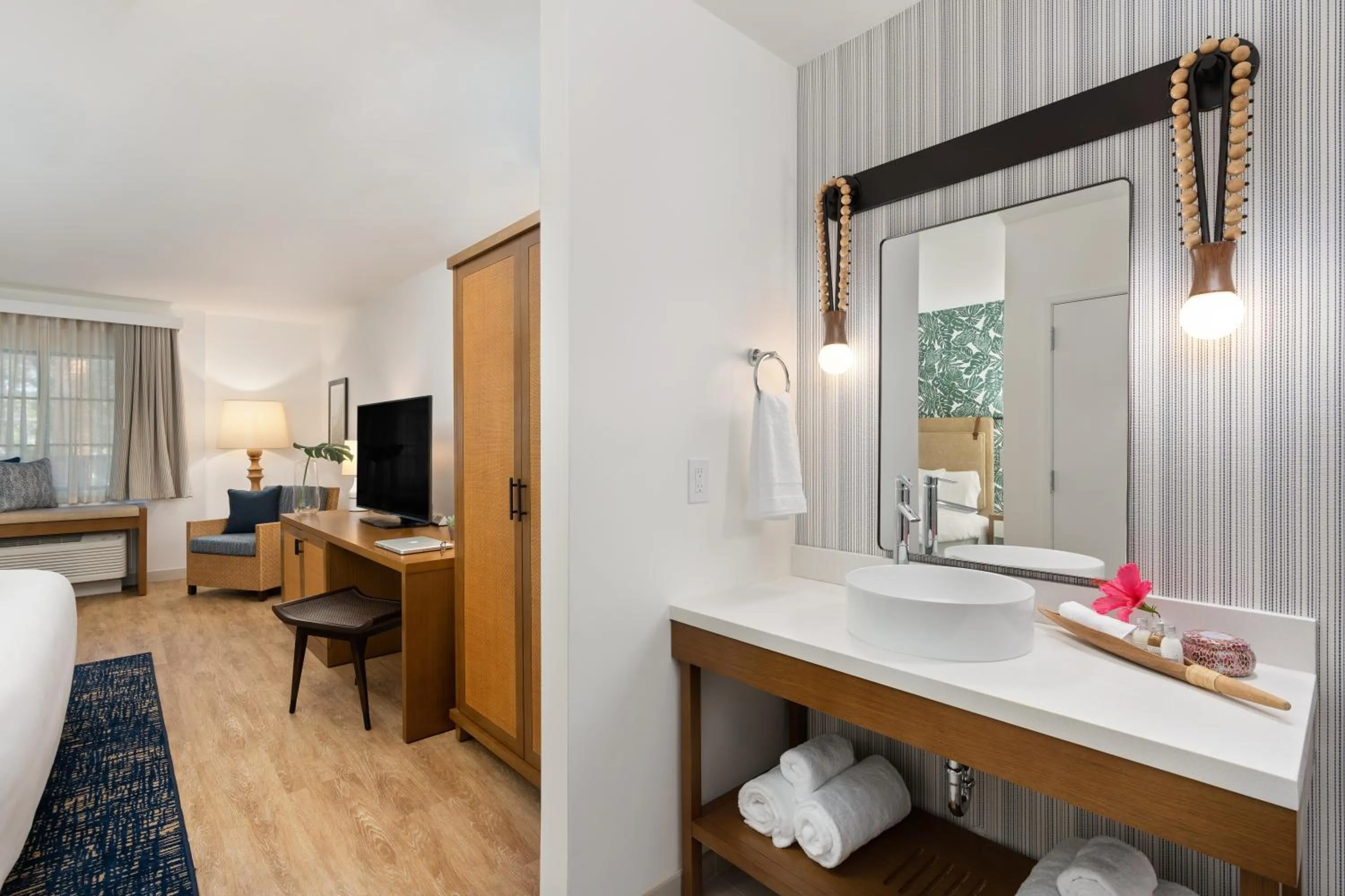 Bathroom, Bed in Mason Beach Inn