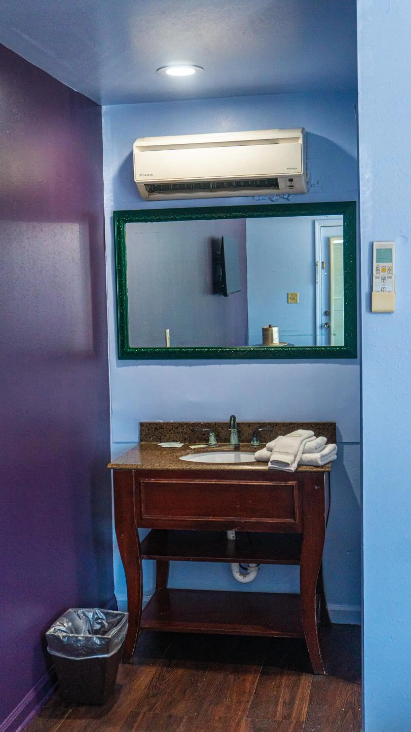 Bathroom in Historic Mardi Gras Inn