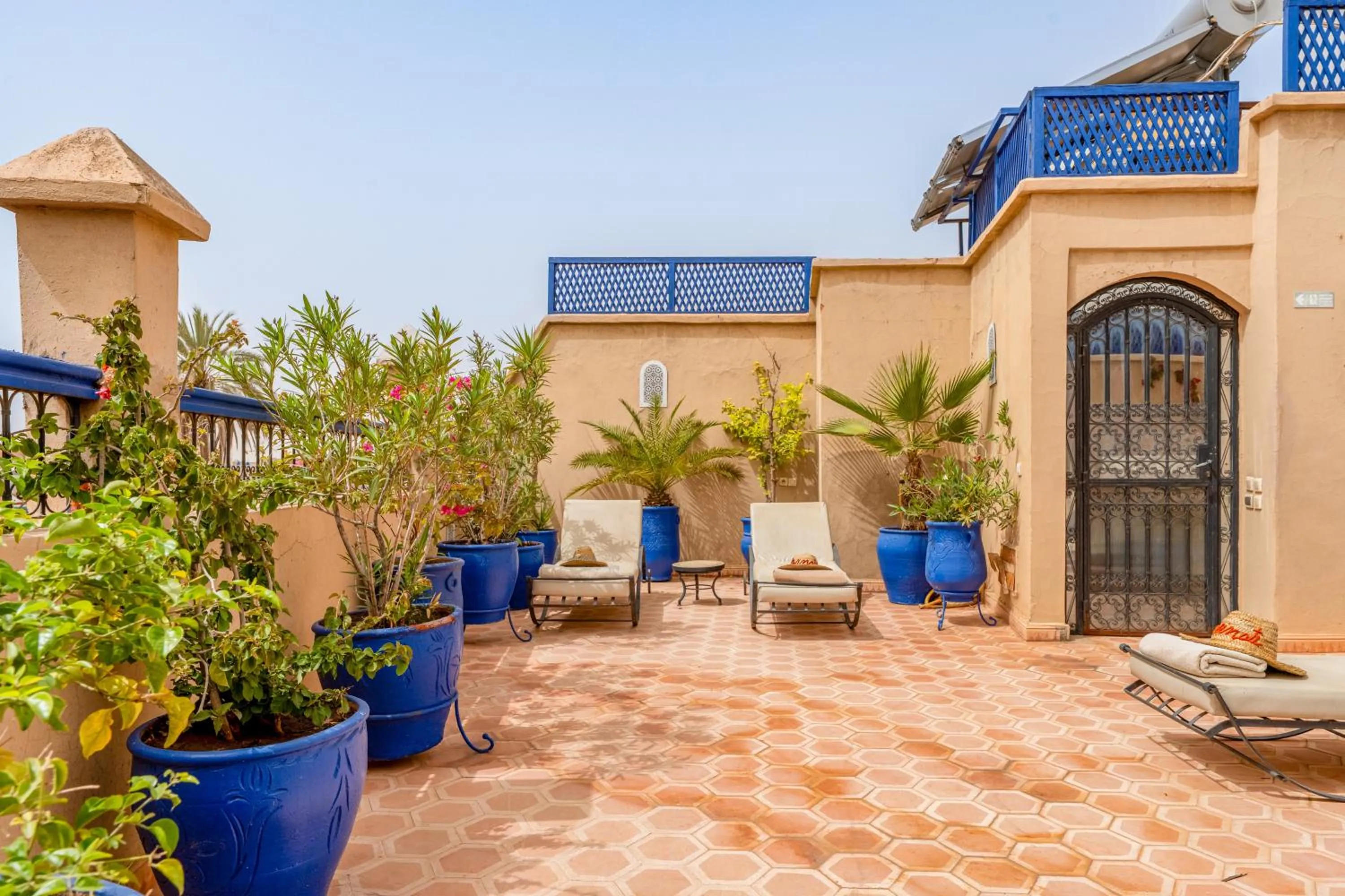 Balcony/Terrace in RIAD AWINATI Location Privatisée ,piscine chauffée , beau Rooftop