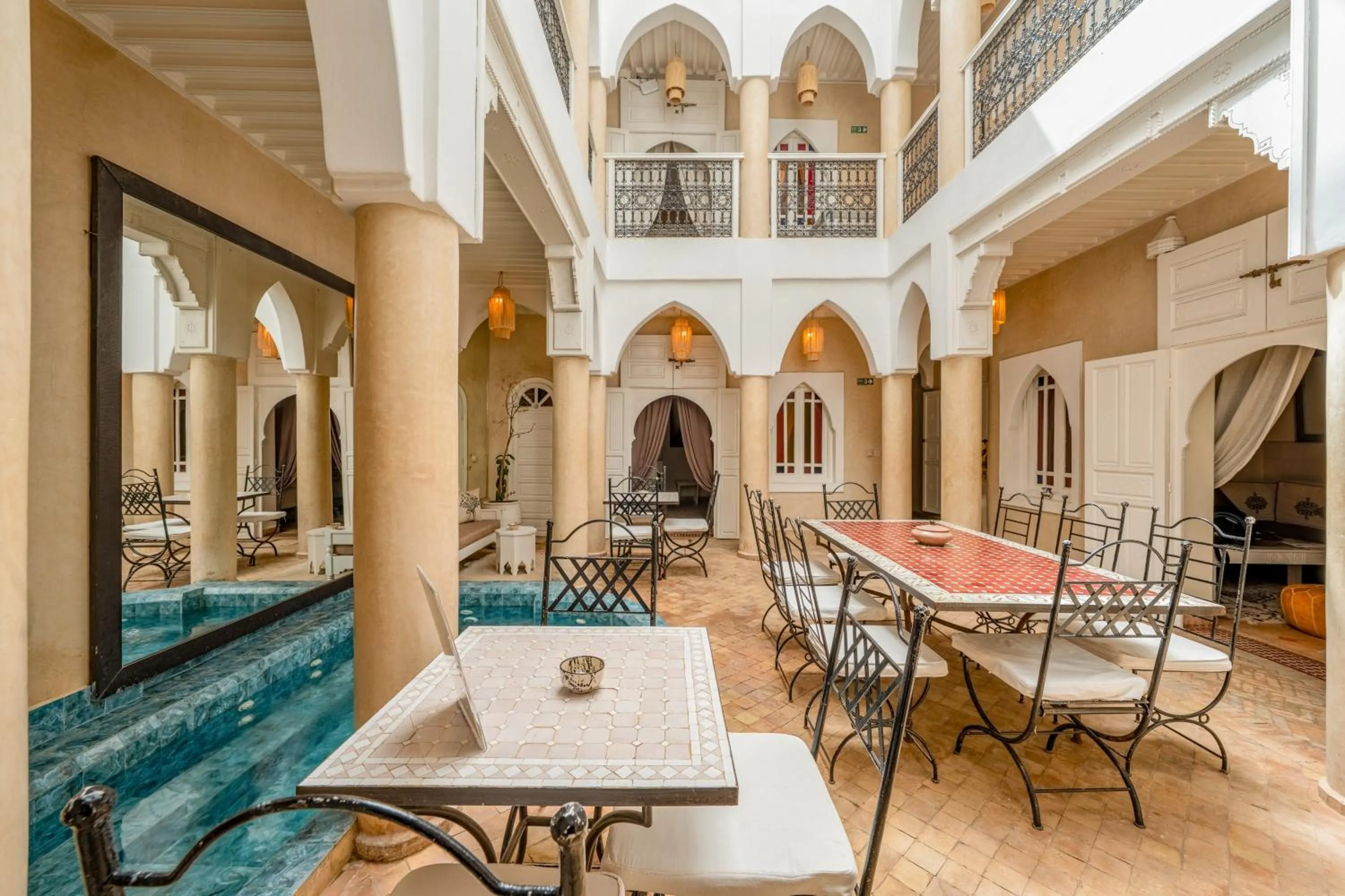 Seating area in RIAD AWINATI Location Privatisée ,piscine chauffée , beau Rooftop