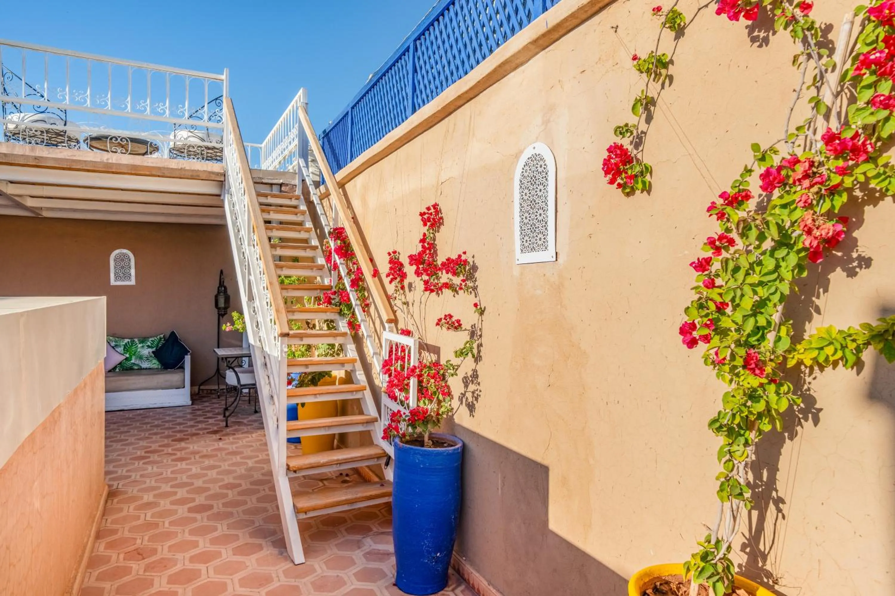 Balcony/Terrace in RIAD AWINATI Location Privatisée ,piscine chauffée , beau Rooftop